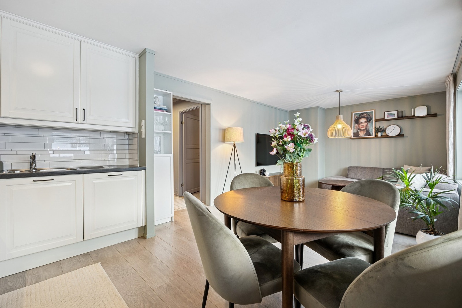 Boligen inneholder entré, gang, bod, soverom, bad samt åpen stue- og kjøkkenløsning. Galleribilde