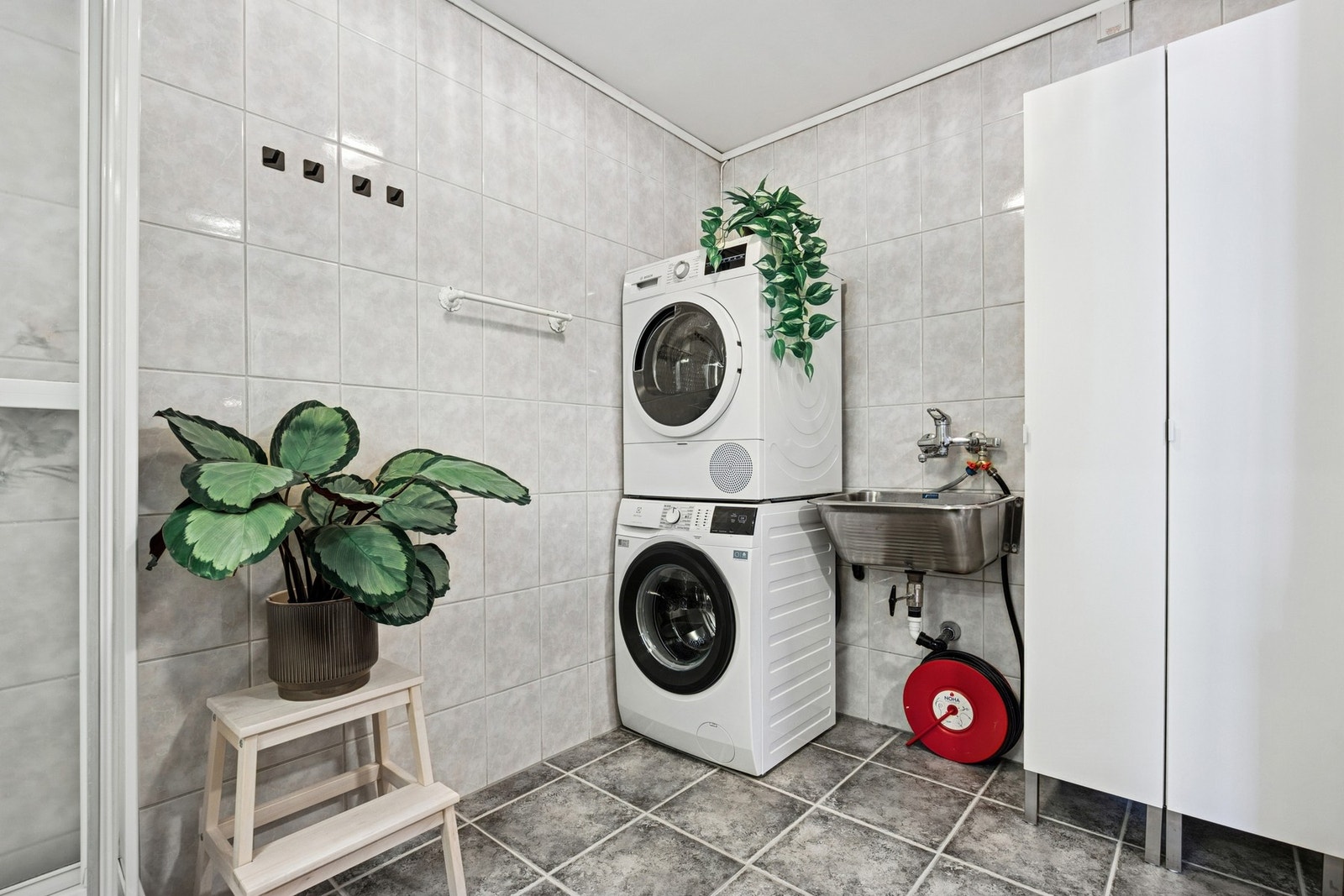 Baderommet er romslig og funksjonelt, med flislagt gulv med behagelig gulvvarme og flislagte vegger. Galleribilde