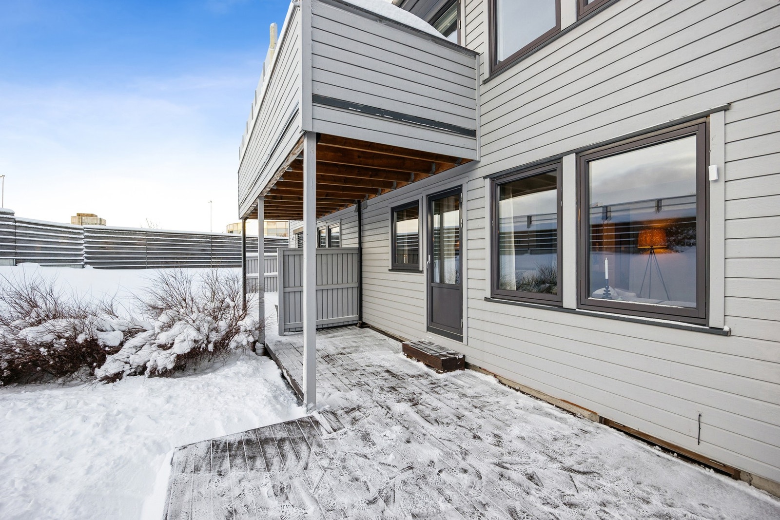 Her ligger forholdene godt til rette for utemøblering, grilling og avslappende sommerdager i rolige omgivelser. Galleribilde