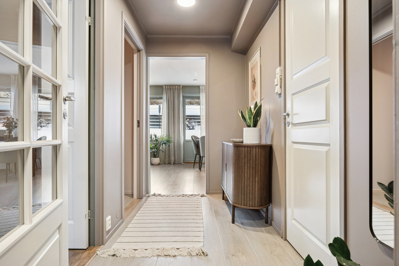 Gangarealet oppleves som lyst og ryddig, med lyse, malte overflater og gulv belagt med laminat som gir et helhetlig og moderne uttrykk. Galleribilde