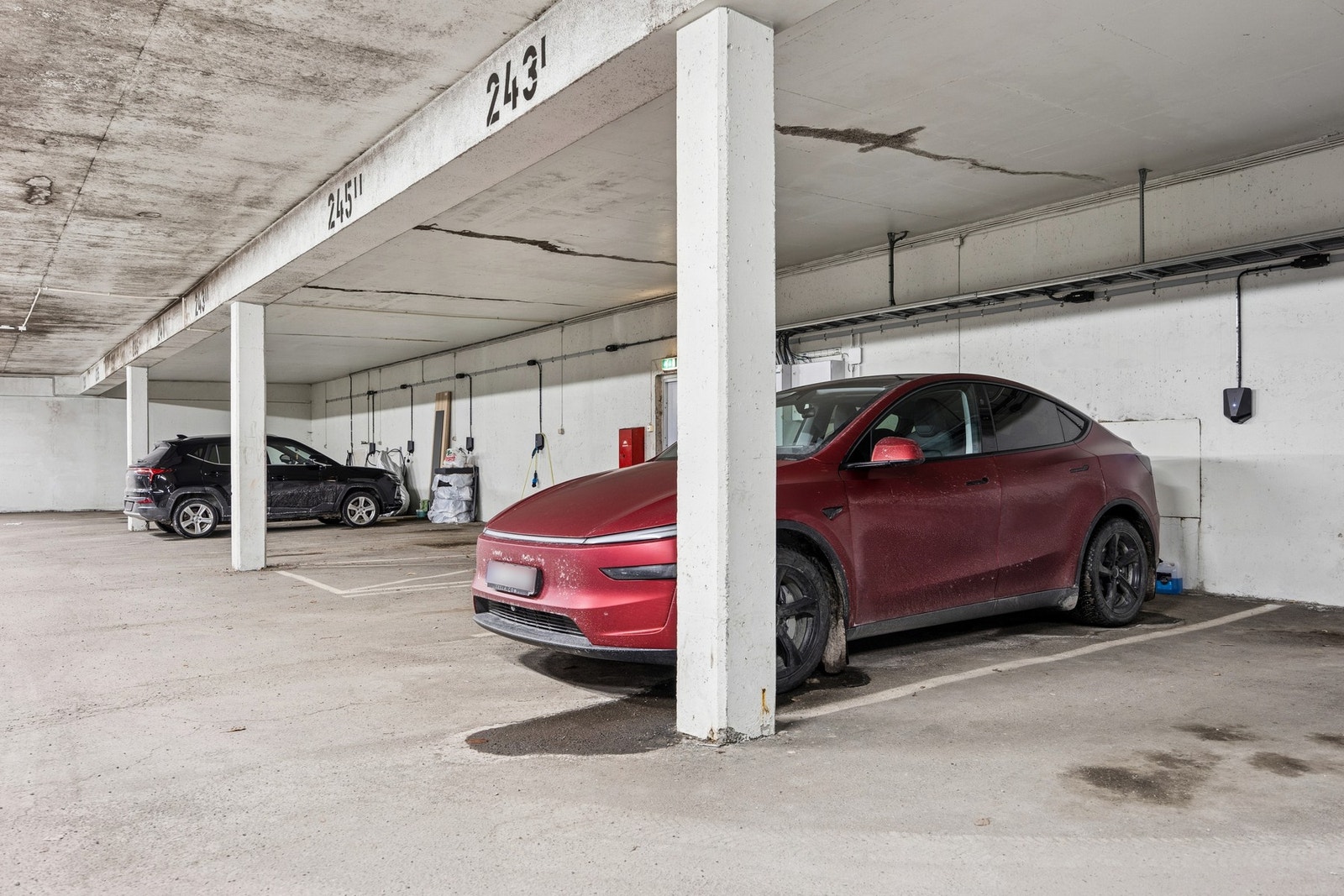 Det følger også med fast garasjeplass i felles garasjeanlegg, utstyrt med elbillader - et stort pluss i hverdagen. Galleribilde