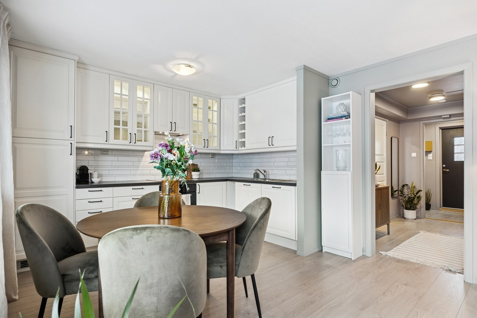 Her er det godt med skap- og benkeplass, laminat benkeplate samt praktisk benkebelysning. Galleribilde