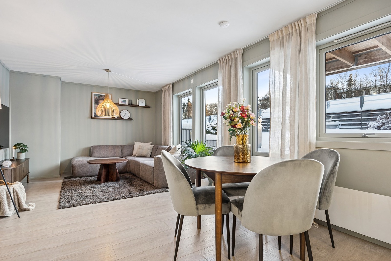 Fra stuen er det direkte utgang til en romslig markterrasse på ca. 18 m², som videre grenser til et hyggelig og skjermet uteområde/hage. Galleribilde