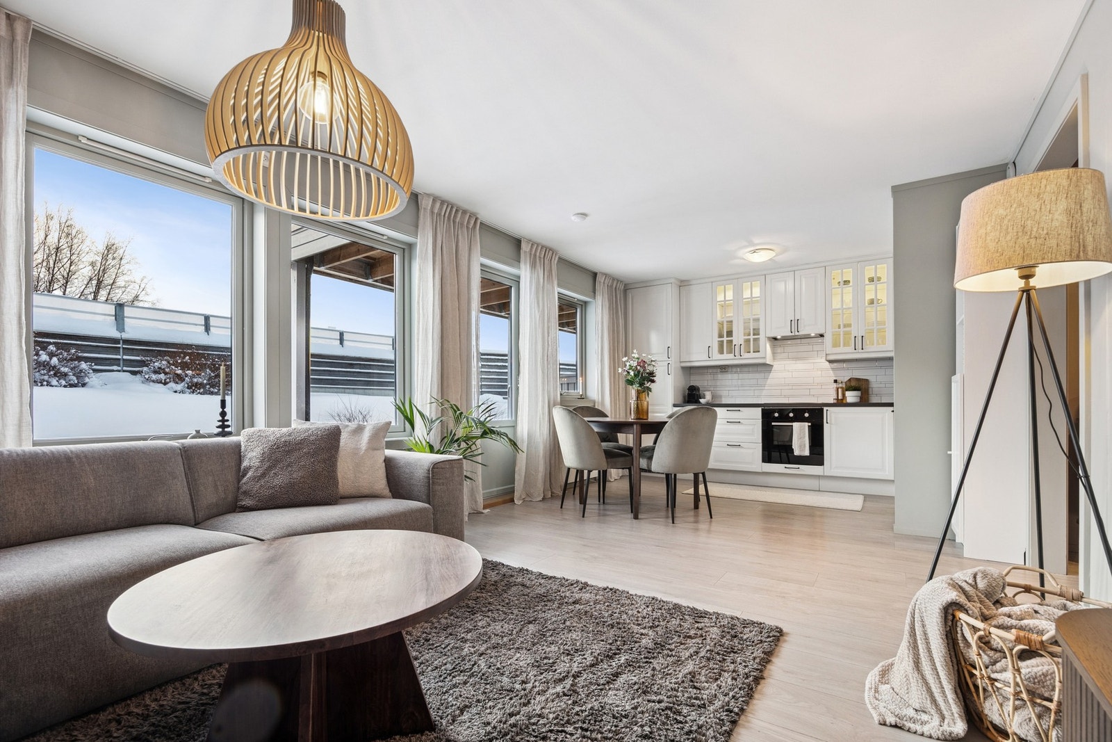 De store vindusflatene slipper rikelig med dagslys inn og forsterker kontakten med uteområdet. Galleribilde