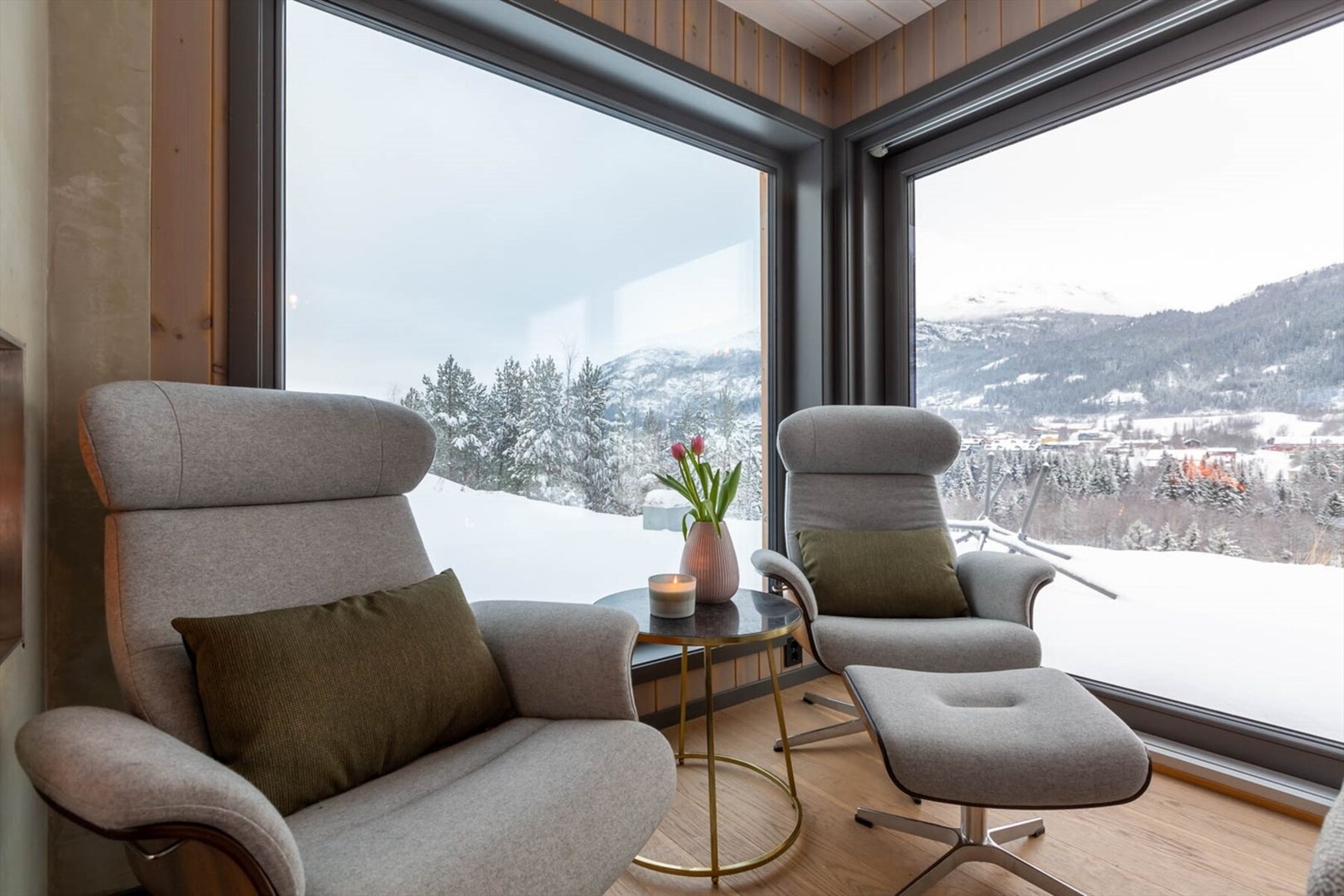 Nydelig fjellutsikt og store vinduer Galleribilde