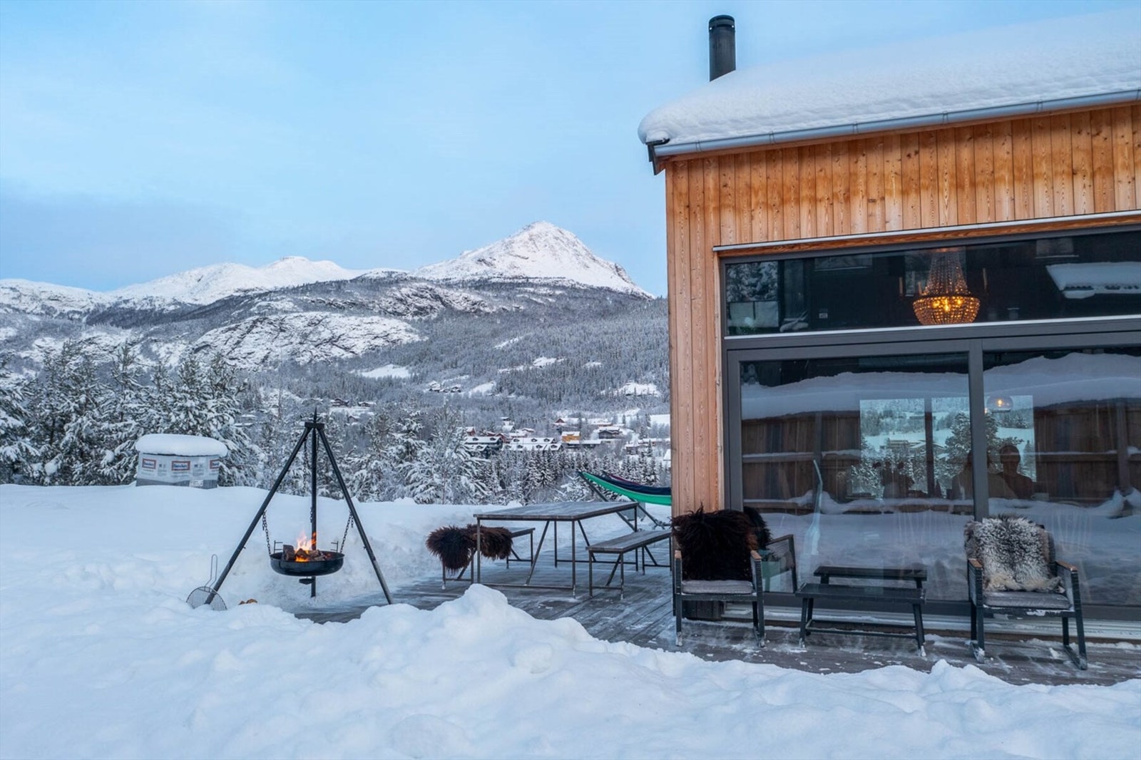 Kyrkjebønøse i bakgrunn. Stor terrasse med gode solforhold Galleribilde