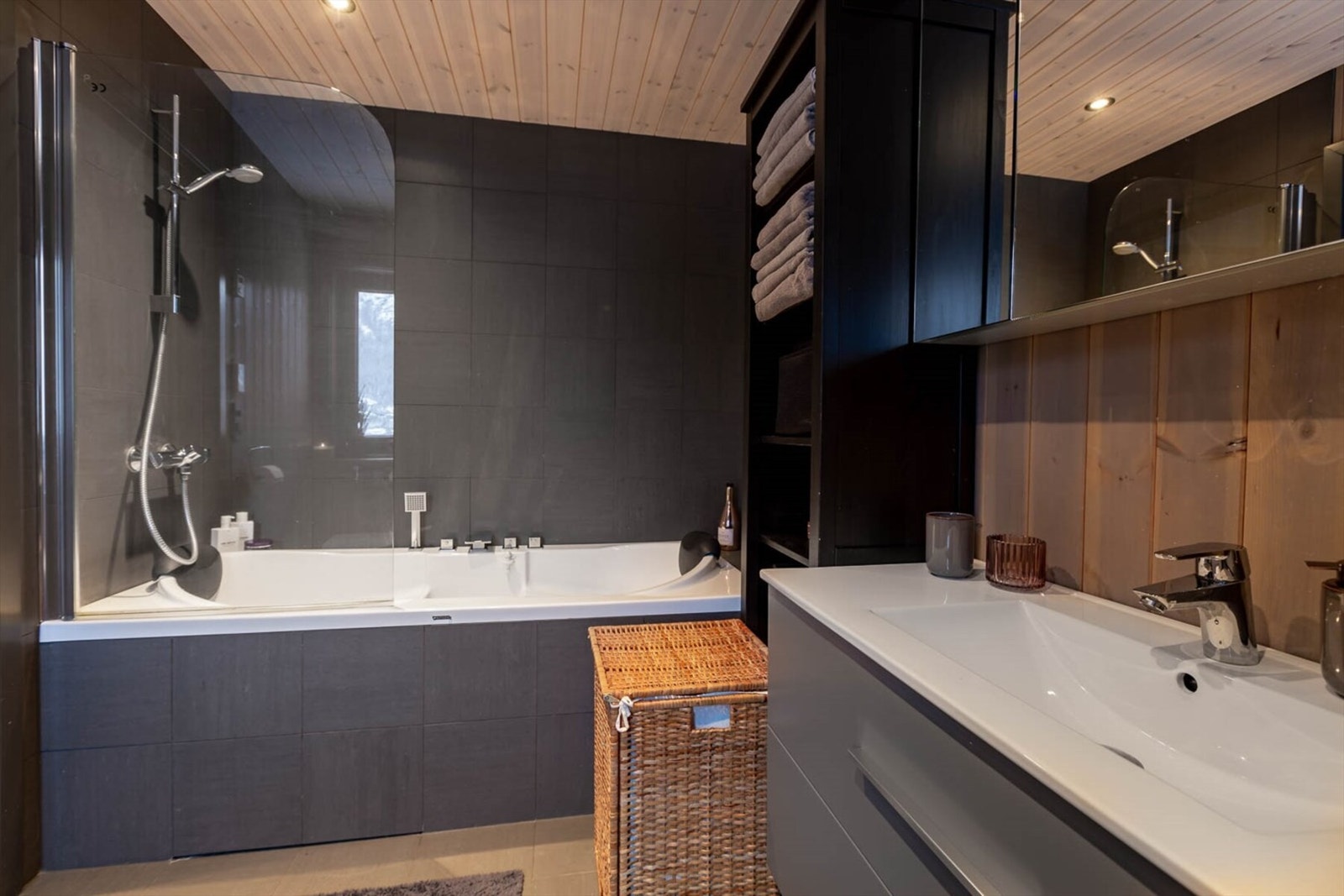 Baderom 2 med badekar. Galleribilde