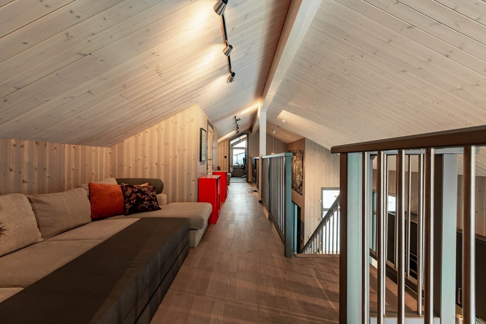 Loftsstue i 2. etg. før garderober ble satt inn. Galleribilde