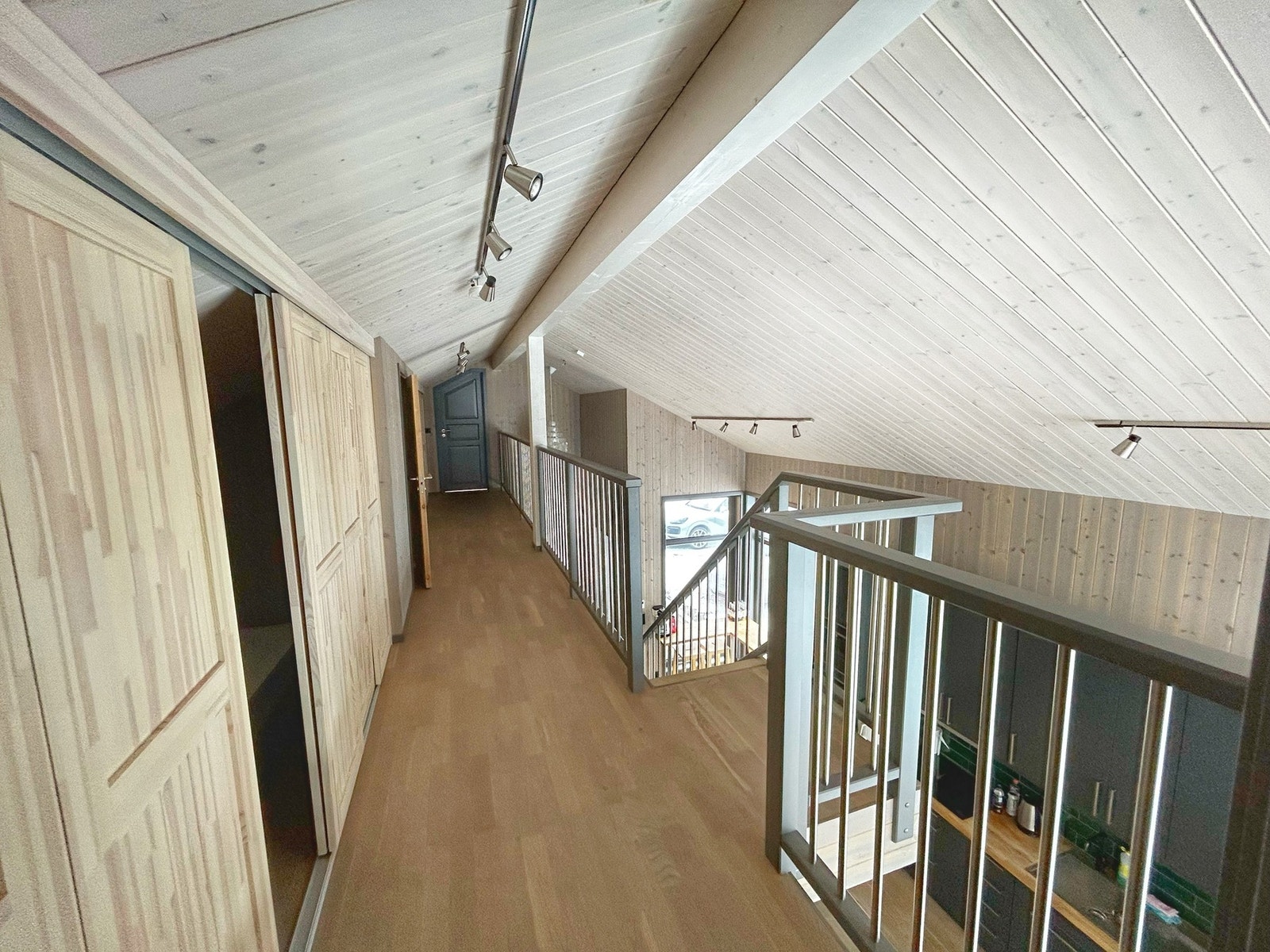 Loftsstue i 2. etg. etter garderober ble satt inn (kan fjernes om det er ønskelig å bruke som stue igjen) Galleribilde