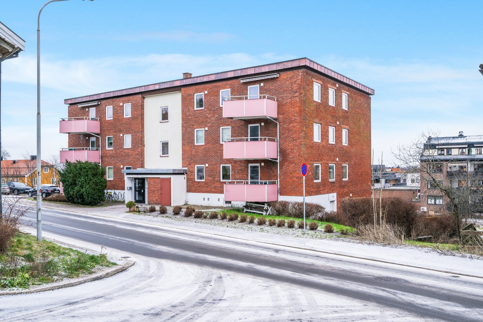 Felles parkeringsplass. 2 el-billadere er nylig satt opp Galleribilde