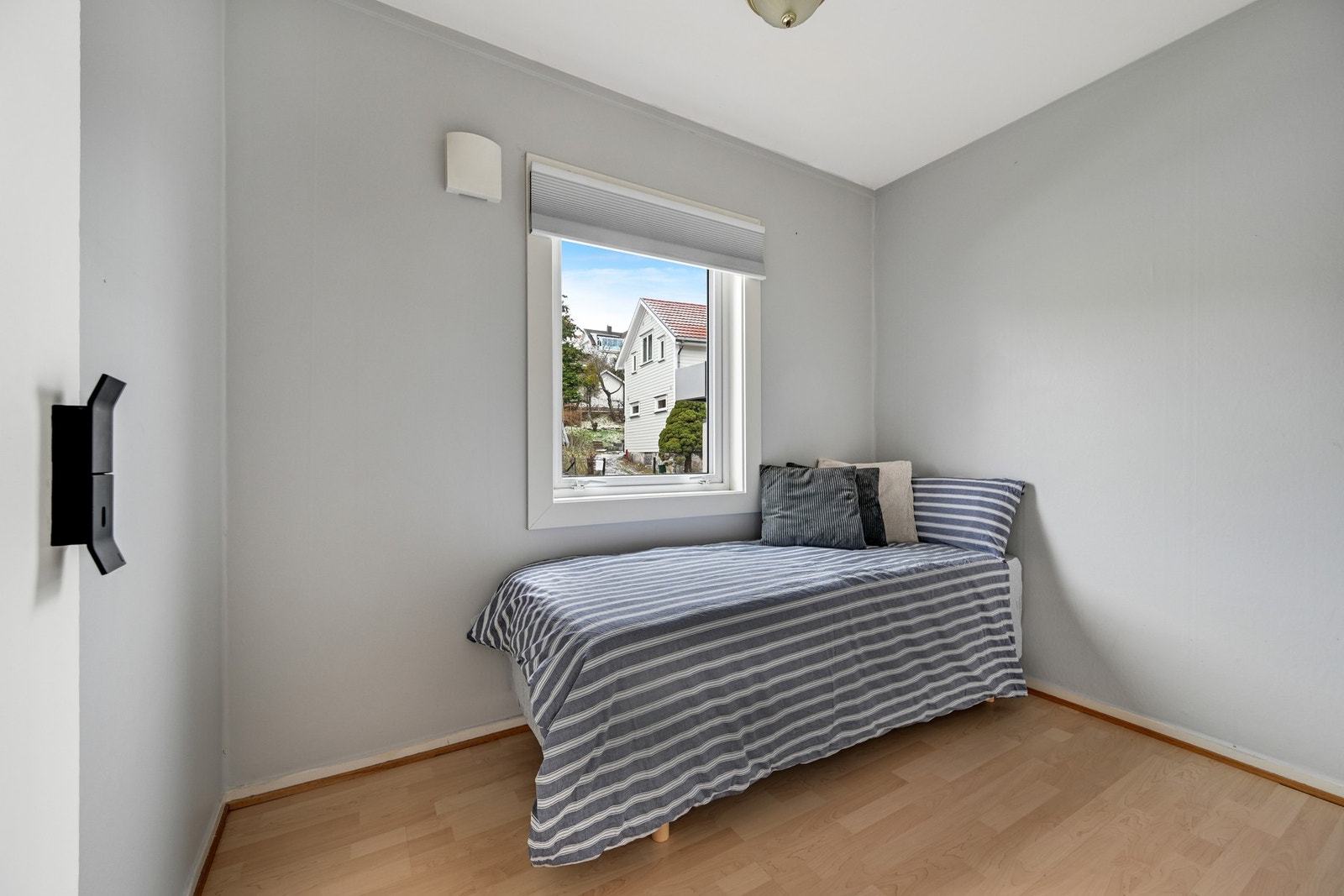 Leiligheten har et romslig soverom Galleribilde