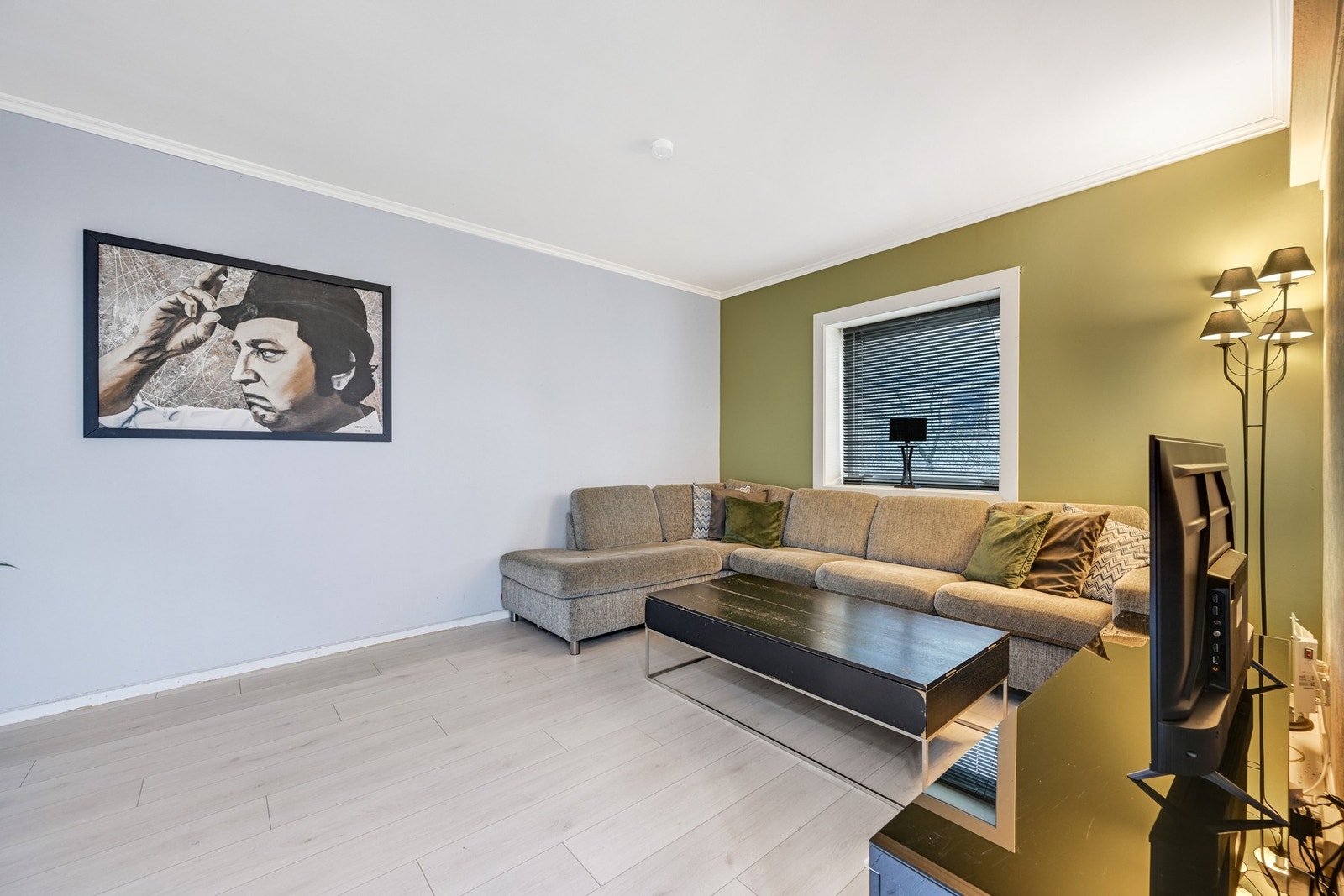 Laminat på gulv og god plass til sofa og spisebord Galleribilde