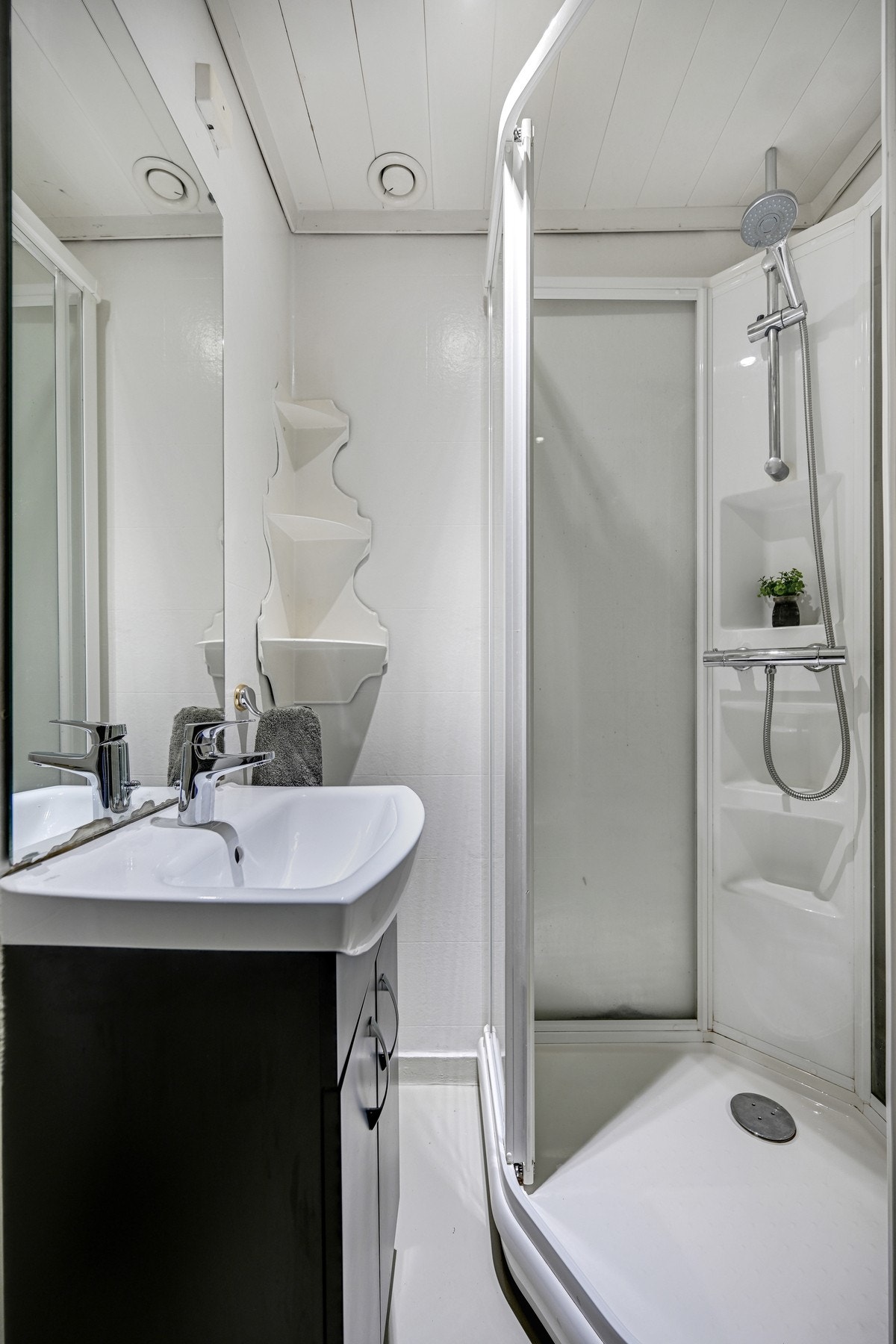 Bad med dusjkabinett, servant og toalett Galleribilde