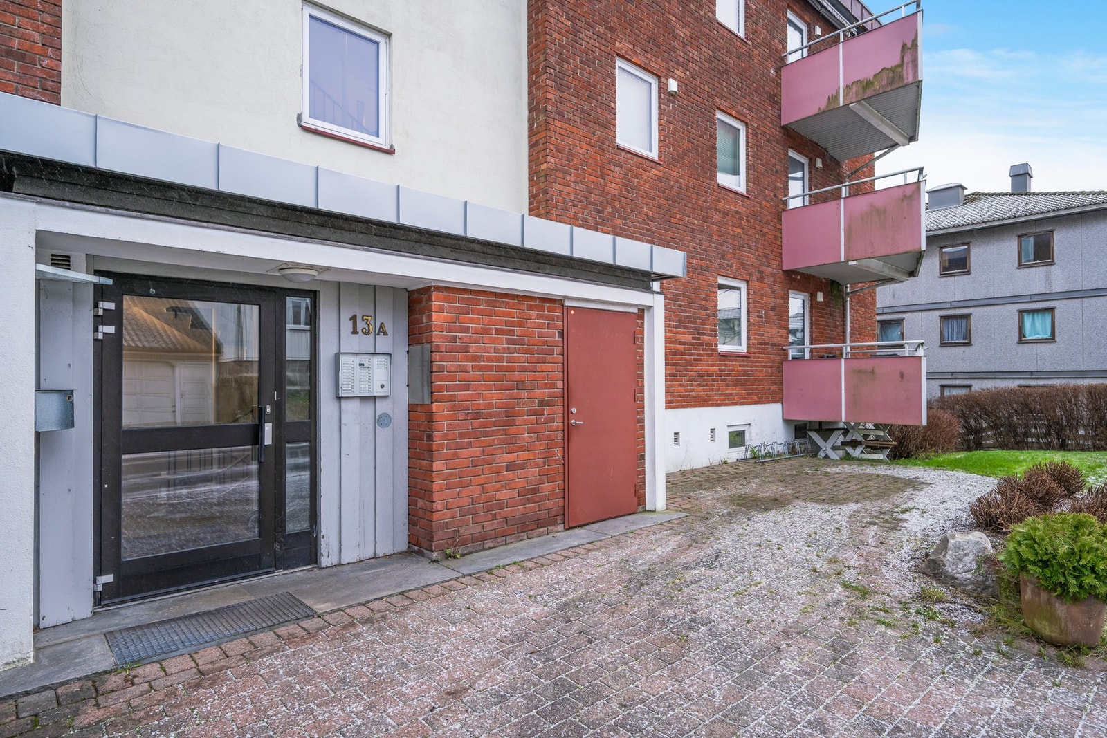 Leiligheten ligger i 1. etasje med overbygget balkong Galleribilde