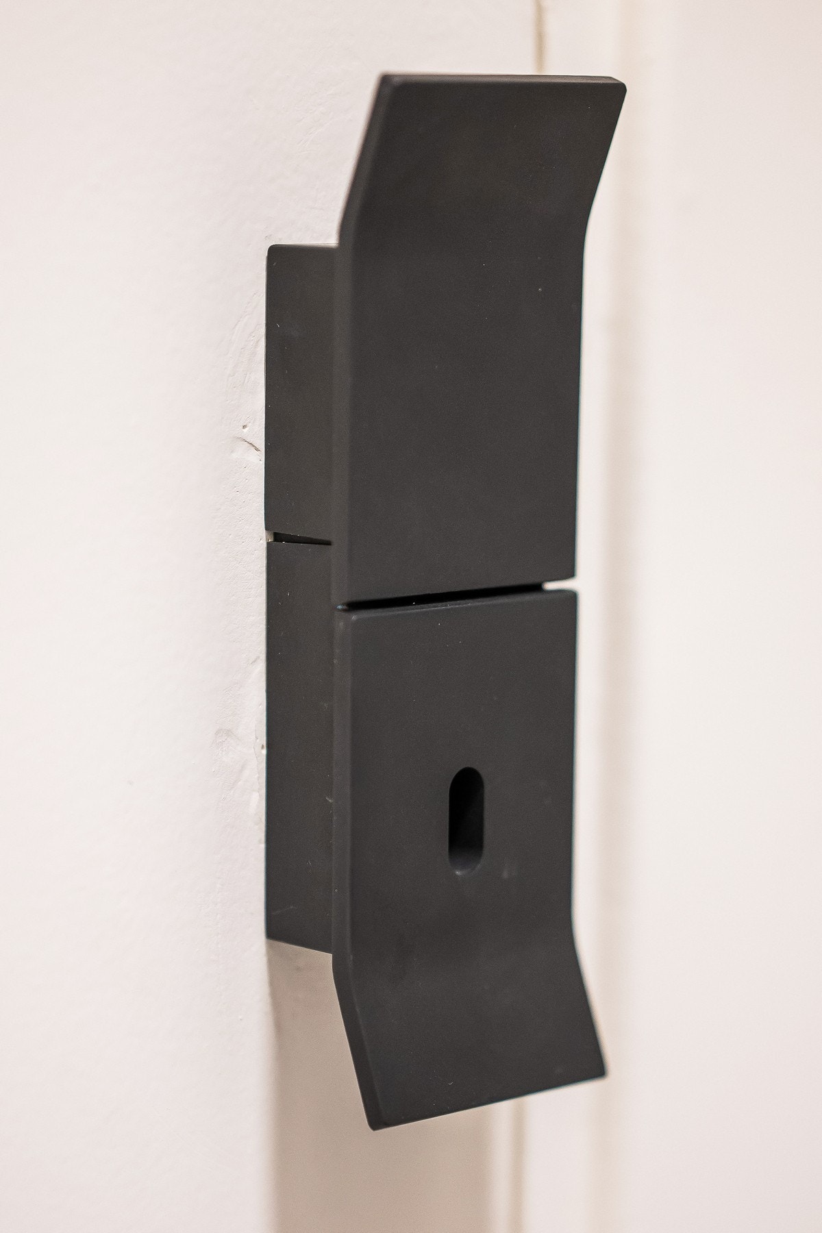 Leiligheten har fått et gjennomgående kvalitetsløft med moderne, norskdesignede dørhåndtak fra LEARO - en diskret detalj som bidrar til et helhetlig og tidløst uttrykk Galleribilde