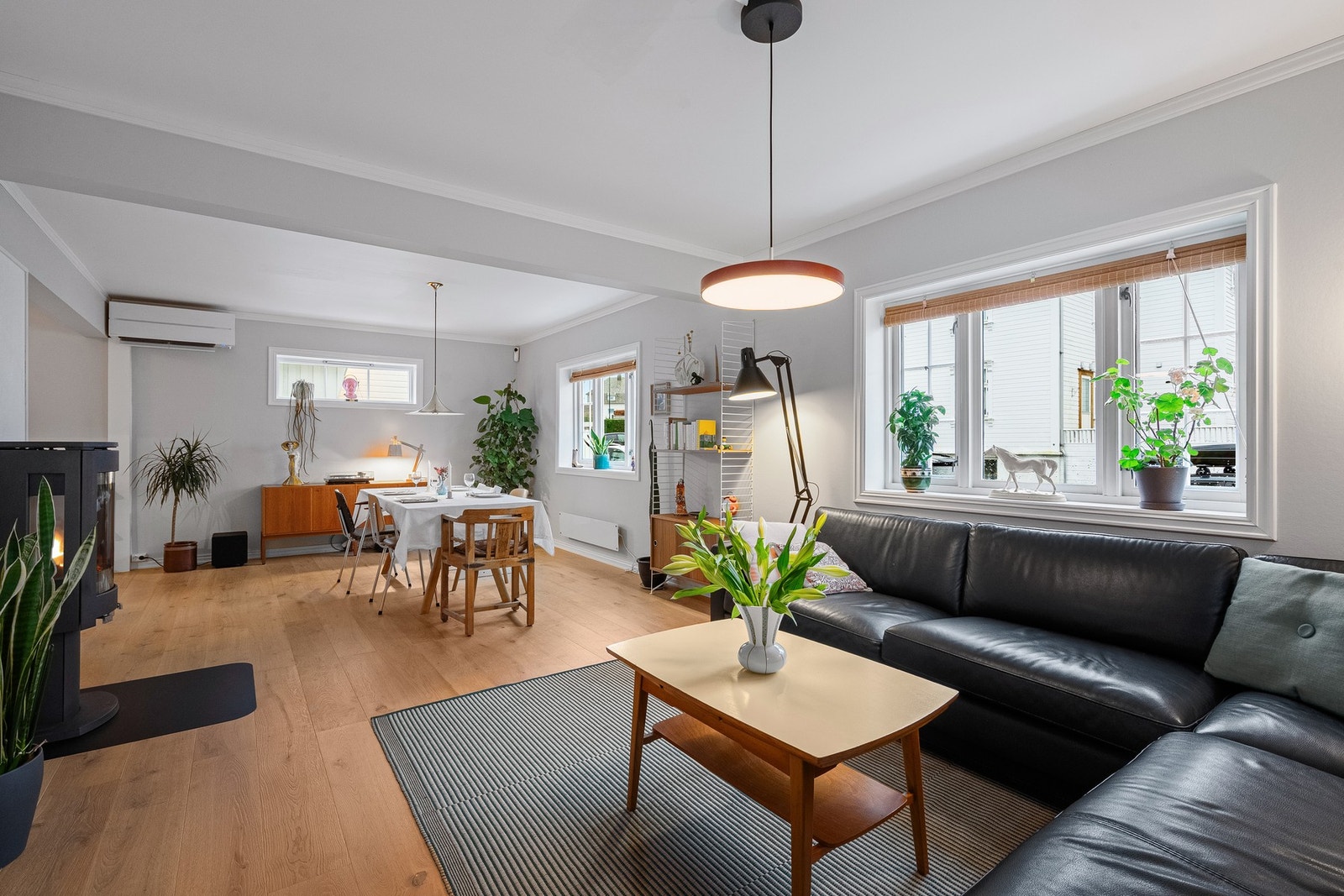 Store vindusflater og en tidløs fargepalett skaper en herlig atmosfære. Galleribilde