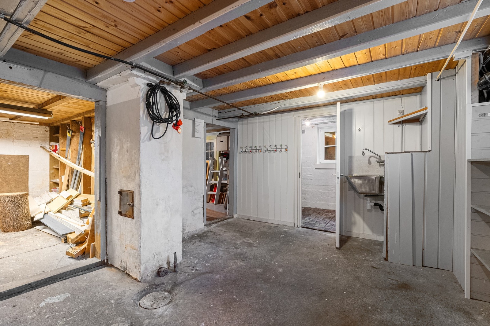 Underetasjen er en grovkjeller med boder og vaskerom. Galleribilde