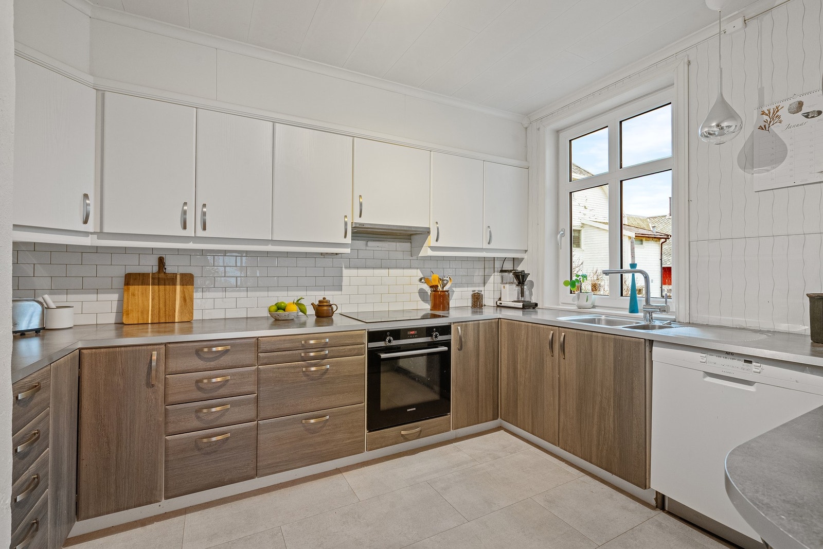 Tidløst kjøkken med god skap- og benkeplass. Galleribilde