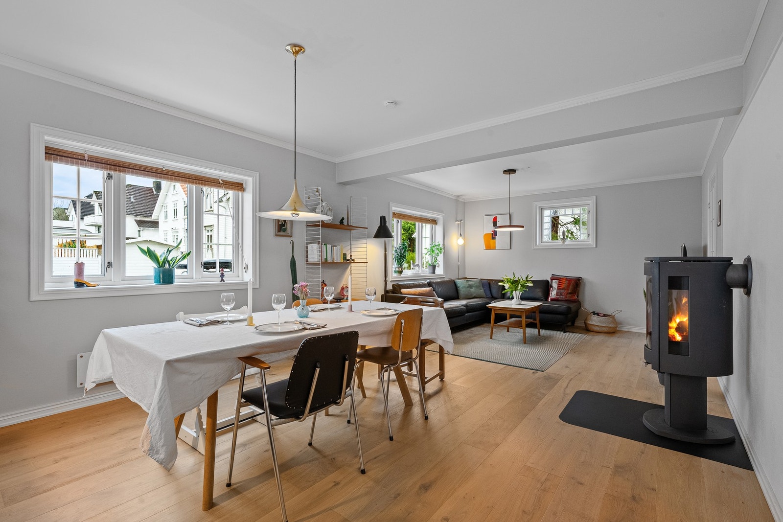 Romslig stue med god plass til langbord og flere soner. Galleribilde