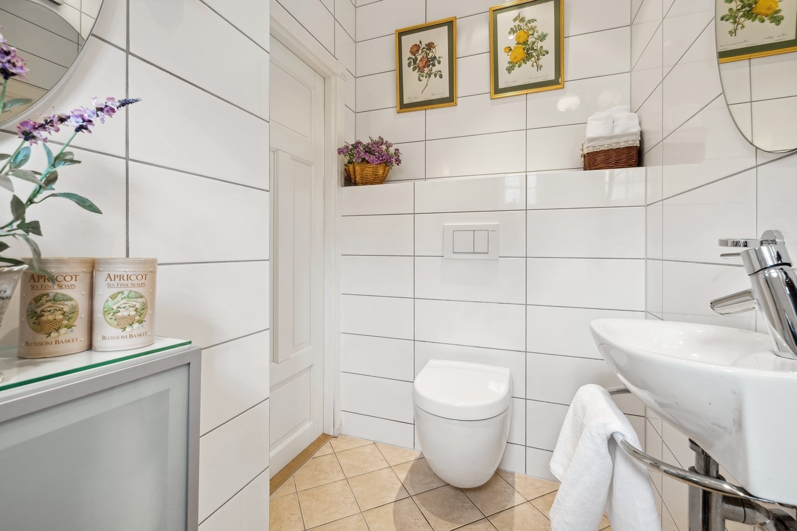 Flislagt toalettrom med servant med ett-greps blandebatteri og vegghengt wc Galleribilde