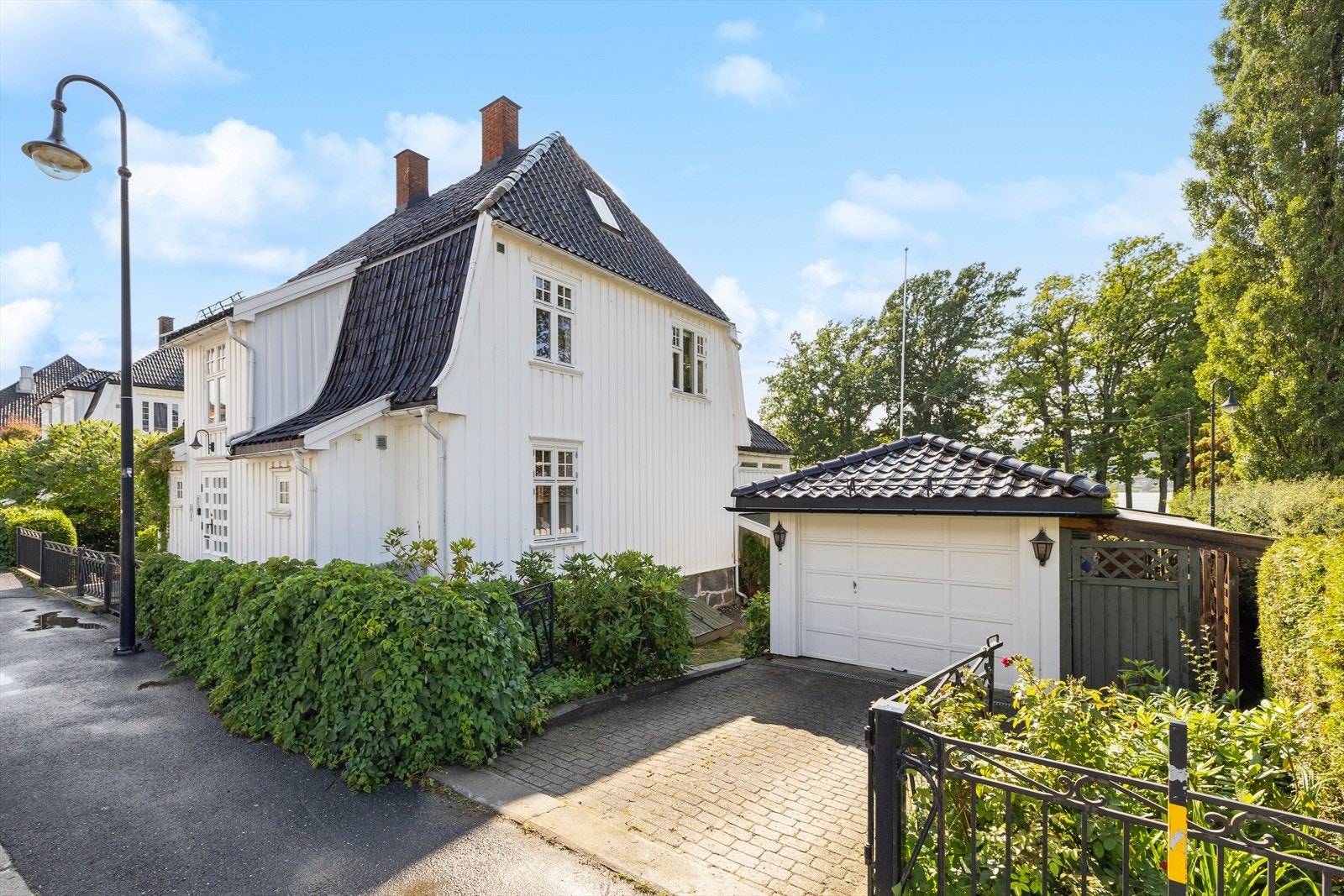 Parkering i garasje og på egen tomt foran garasjen Galleribilde