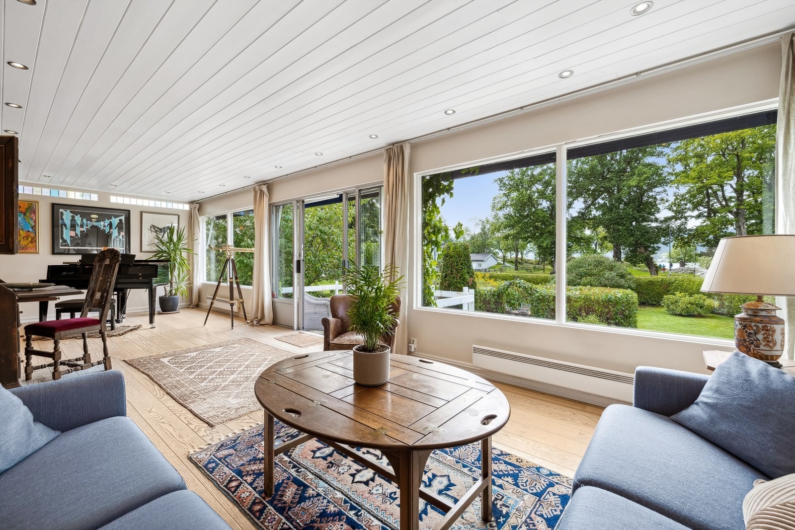 Store vindusflater gir stuene mye naturlig lysinnslipp og en flott utsikt Galleribilde