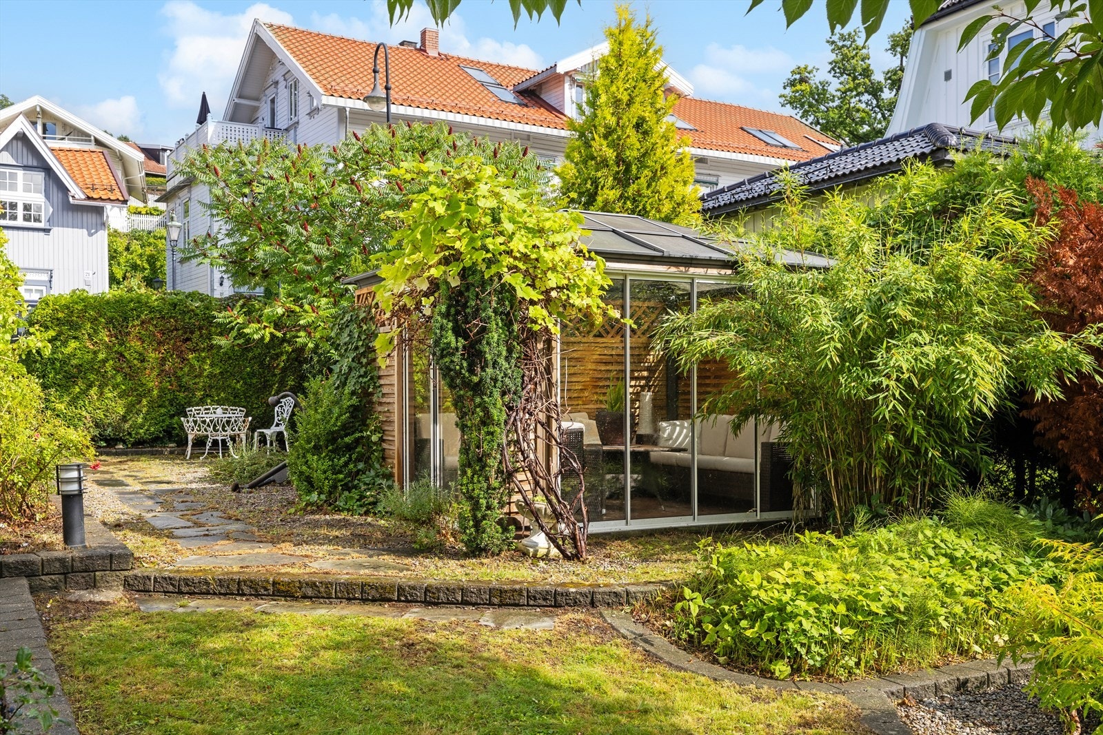 Lysthus i hagen med skyvedører i glass Galleribilde