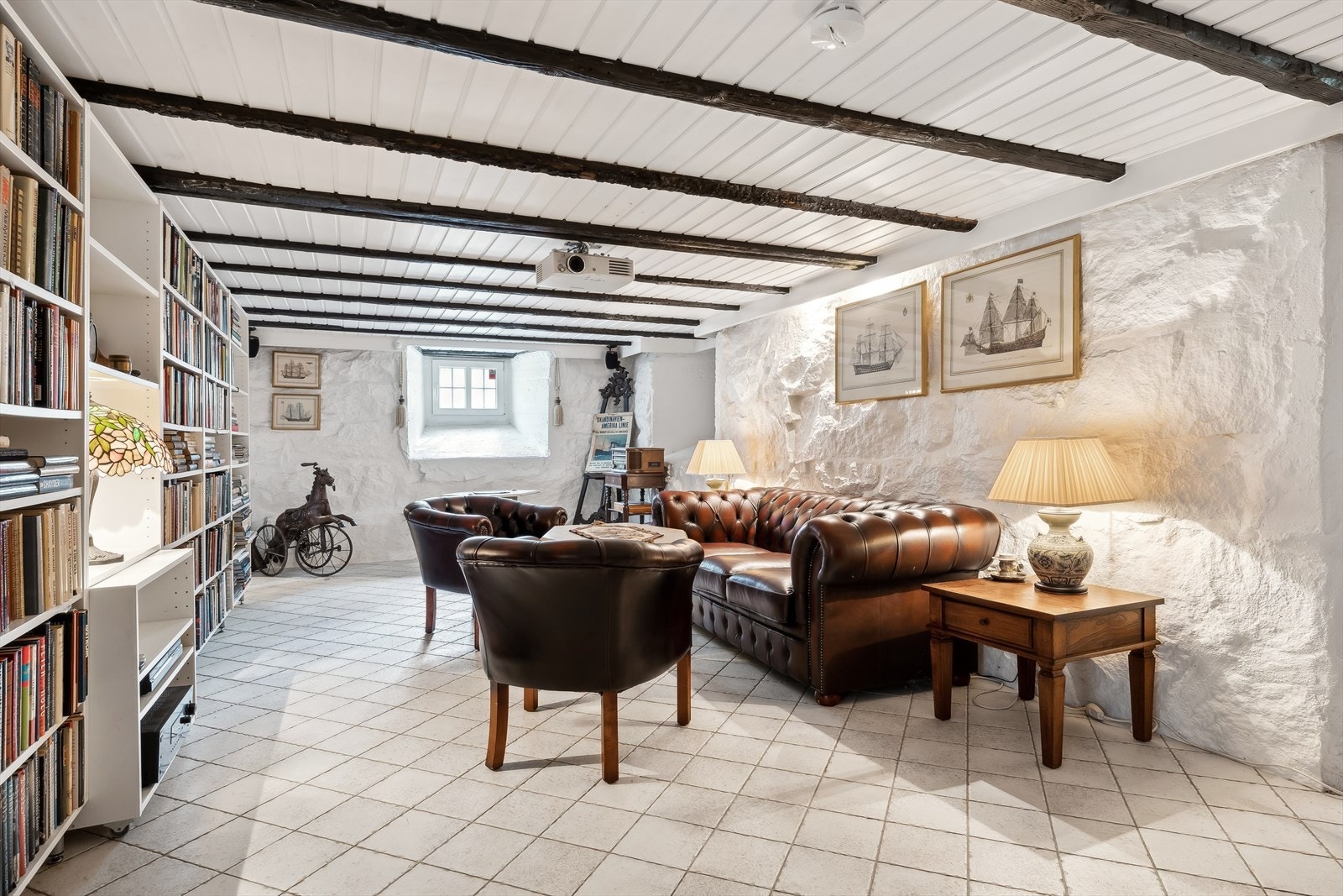 Kjellerstue med flislagt gulv - deler har varmekabler Galleribilde