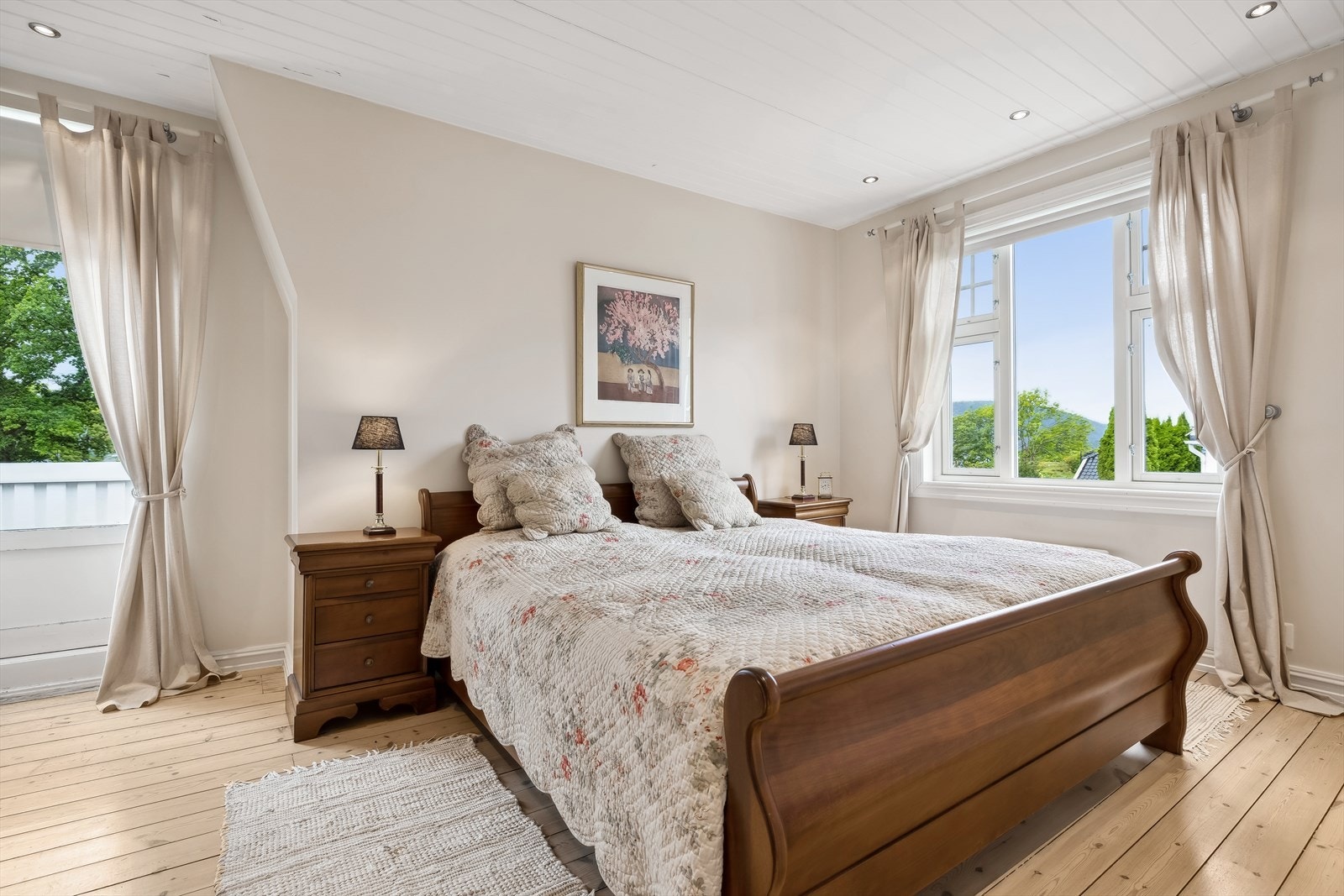 Soverom I har god plass til dobbeltseng og tilhørende nattbord - og har utgang til terrasse Galleribilde