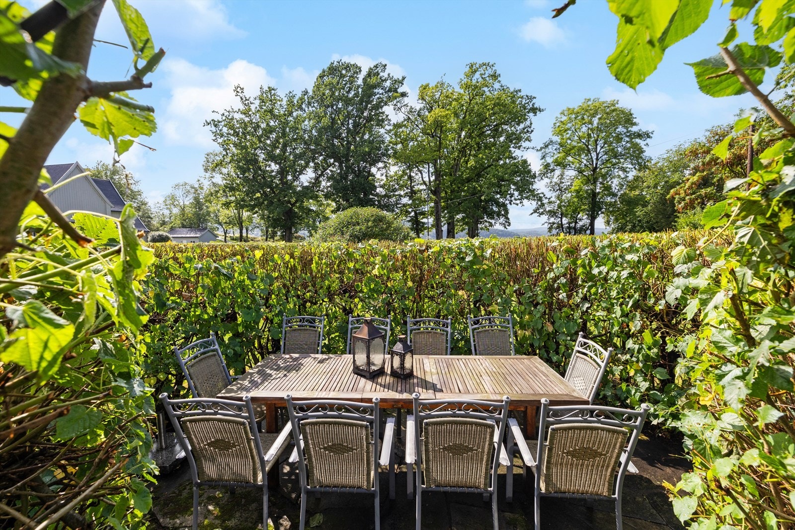 Lun og usjenert uteplass i hagen Galleribilde