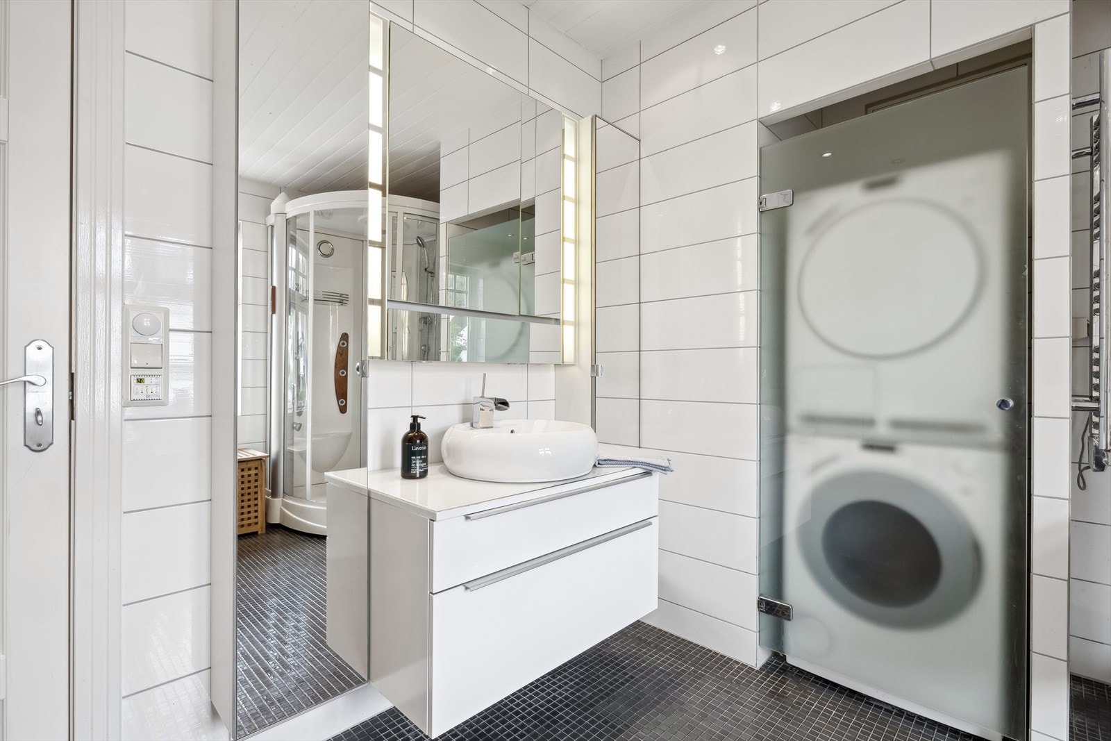 Badet har bolleservant med ett-greps blandebatteri på skuffeinnredning Galleribilde