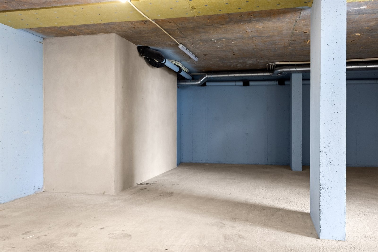 Det medfølger en garasjeplass med mulighet for installering av elbillader, i felles garasjeanlegg. Det er heisadkomst fra garasjeanlegg til leilighetsplan. Galleribilde