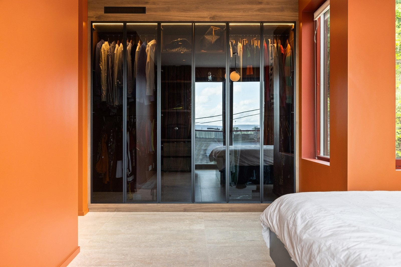 Det er rikelig med oppbevaringsplass i en eikefinert garderobeinnredning fra Elen Interiør, som kombinerer stil og funksjonalitet for å holde rommet ryddig og velorganisert. Galleribilde