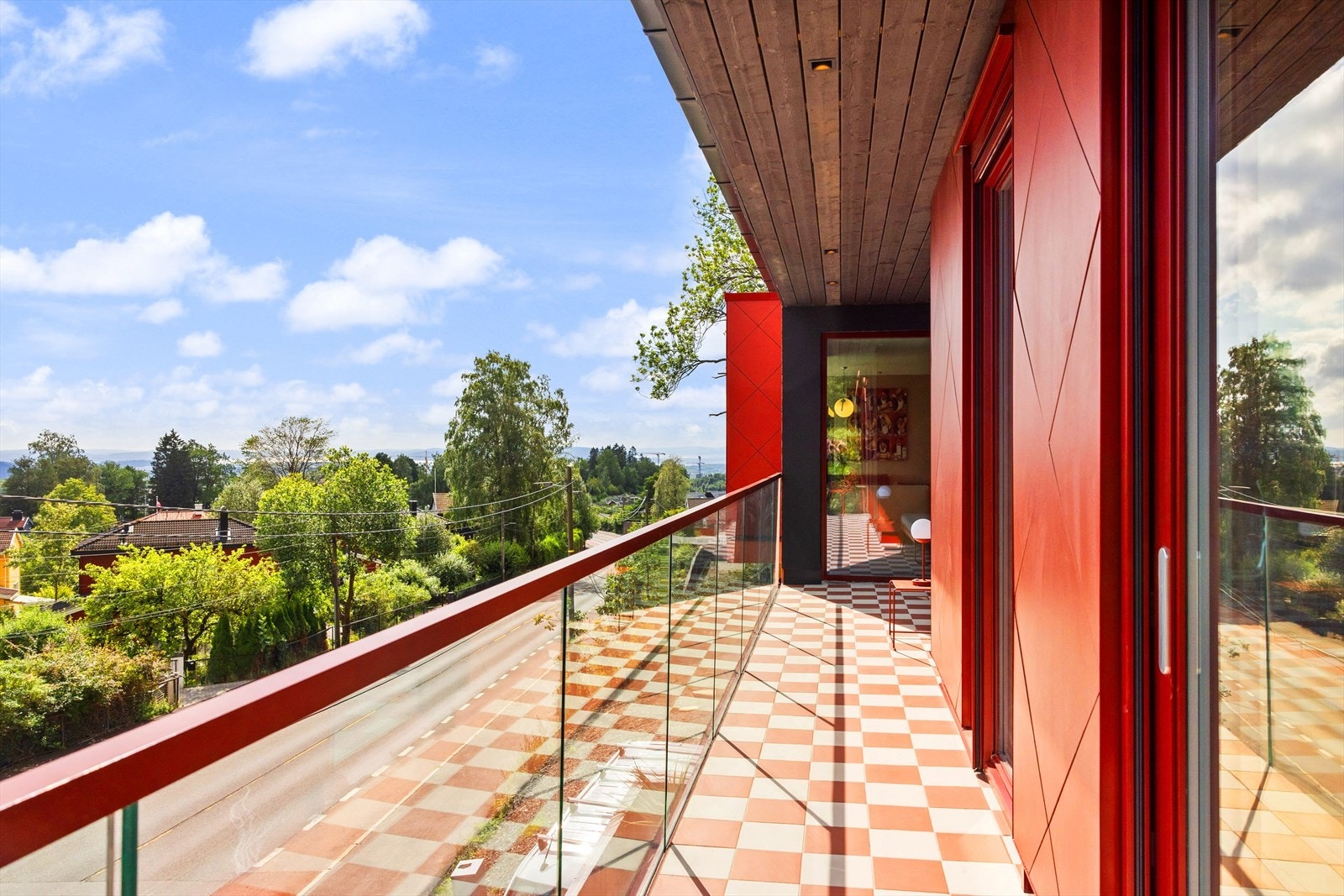 Fra stuen er det utgang til en herlig overbygget balkong, også belagt med italienske fliser av typen "CESI Full Body Matt". Galleribilde