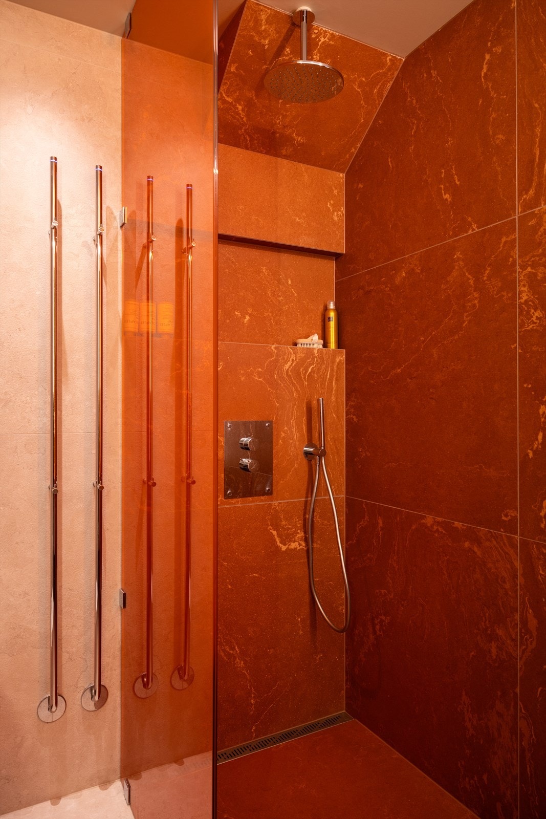 En håndkletørker sørger for varme og tørre håndklær. Galleribilde