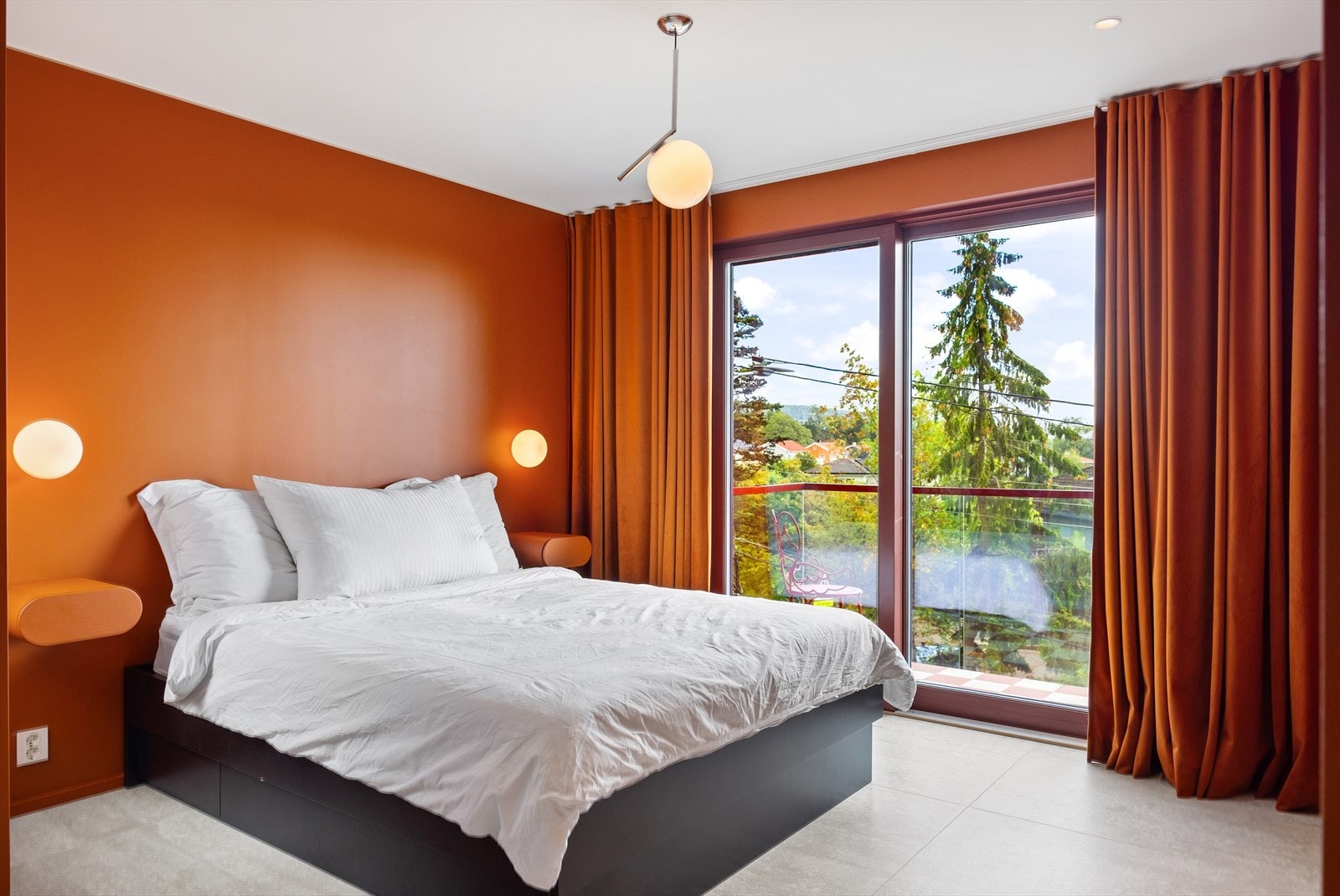 Hovedsoverommet er romslig, med god plass til en dobbeltseng, nattbord og andre tilhørende møbler. Gulvet er belagt med italienske fliser av typen "Apavis Rust White", mens veggene er malt i harmoniske farger som skaper en rolig og behagelig atmosfære. Galleribilde