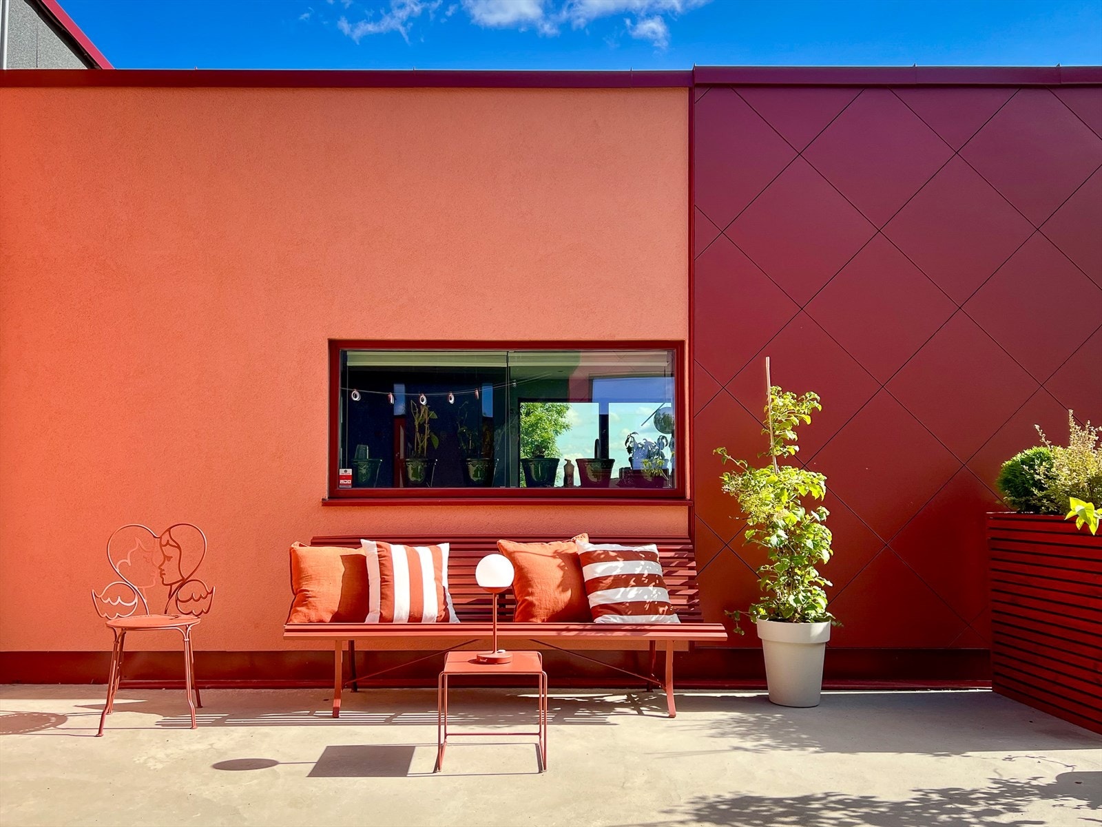 Ca. 19 kvm terrasse ved inngangen, med ettermiddagssol - ideelt for avslapning og hyggelige sammenkomster. Galleribilde