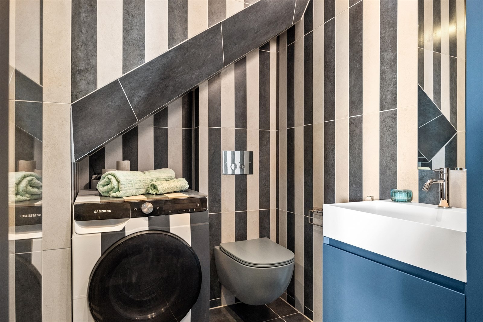 Delikat, flislagt baderom med elektrisk gulvvarme og downlights i himlingen. Galleribilde