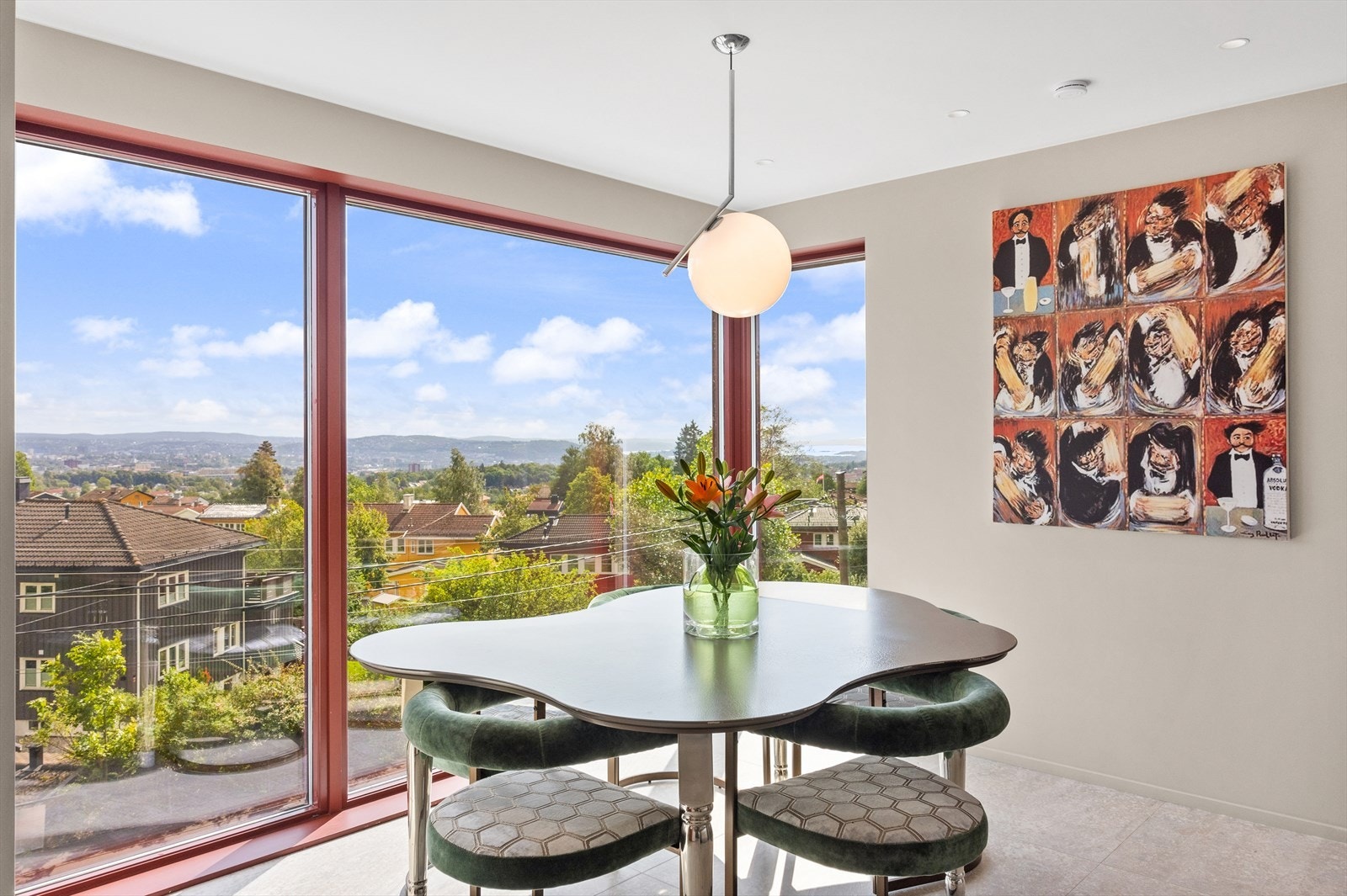 Gulvet er belagt med italienske fliser av typen "Apavis Rust", som tilfører rommet en sofistikert og moderne touch, mens overflatene er malt i delikate, moderne fargetoner. Galleribilde