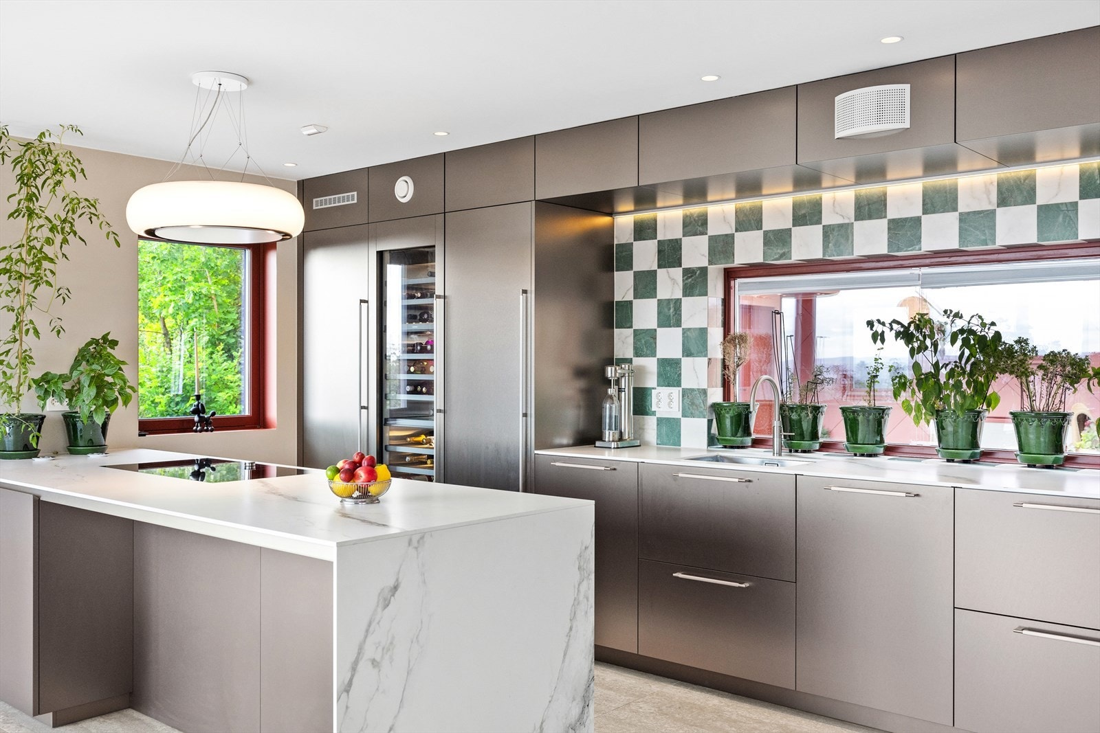 Kjøkkenet er utstyrt med integrerte hvitevarer fra Gaggenau, som inkluderer kjøleskap, fryseskap, vinskap, oppvaskmaskin, induksjonstopp, micro og stekeovn. Galleribilde