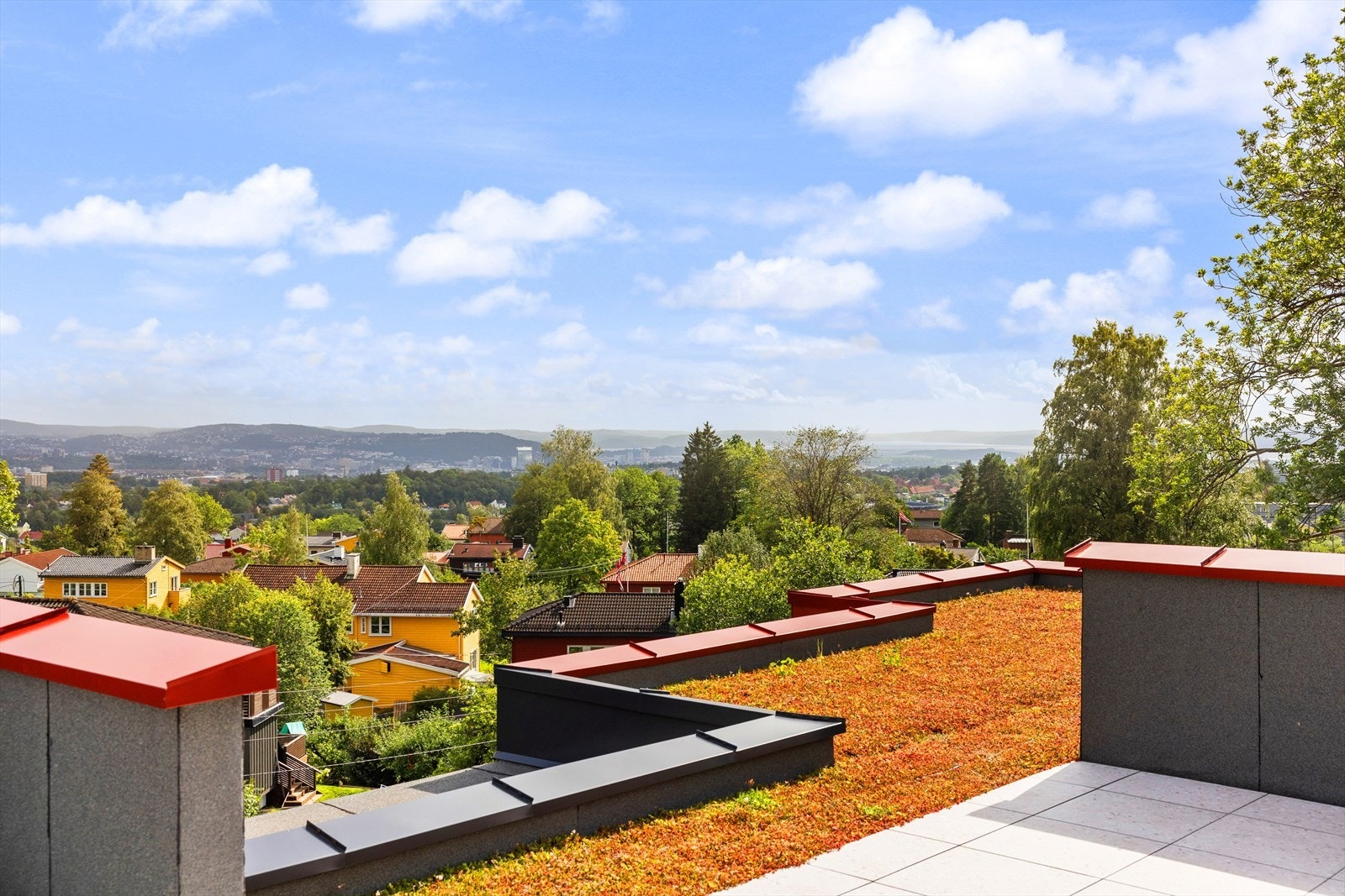 Takterrassen gir rikelig med plass til møblering og sosiale sammenkomster, og er et ideelt sted for å nyte solrike dager og vakre kvelder med panoramautsikt over nærområdet. Galleribilde
