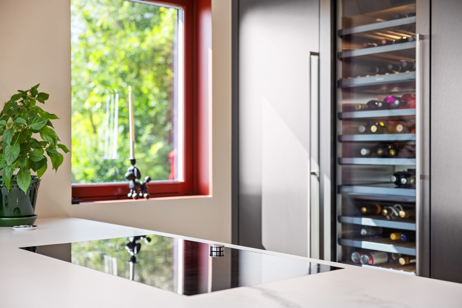 Stuen/kjøkkenet er lys og luftig, med store vindusflater som slipper inn rikelig med naturlig lys og skaper en innbydende atmosfære. Galleribilde