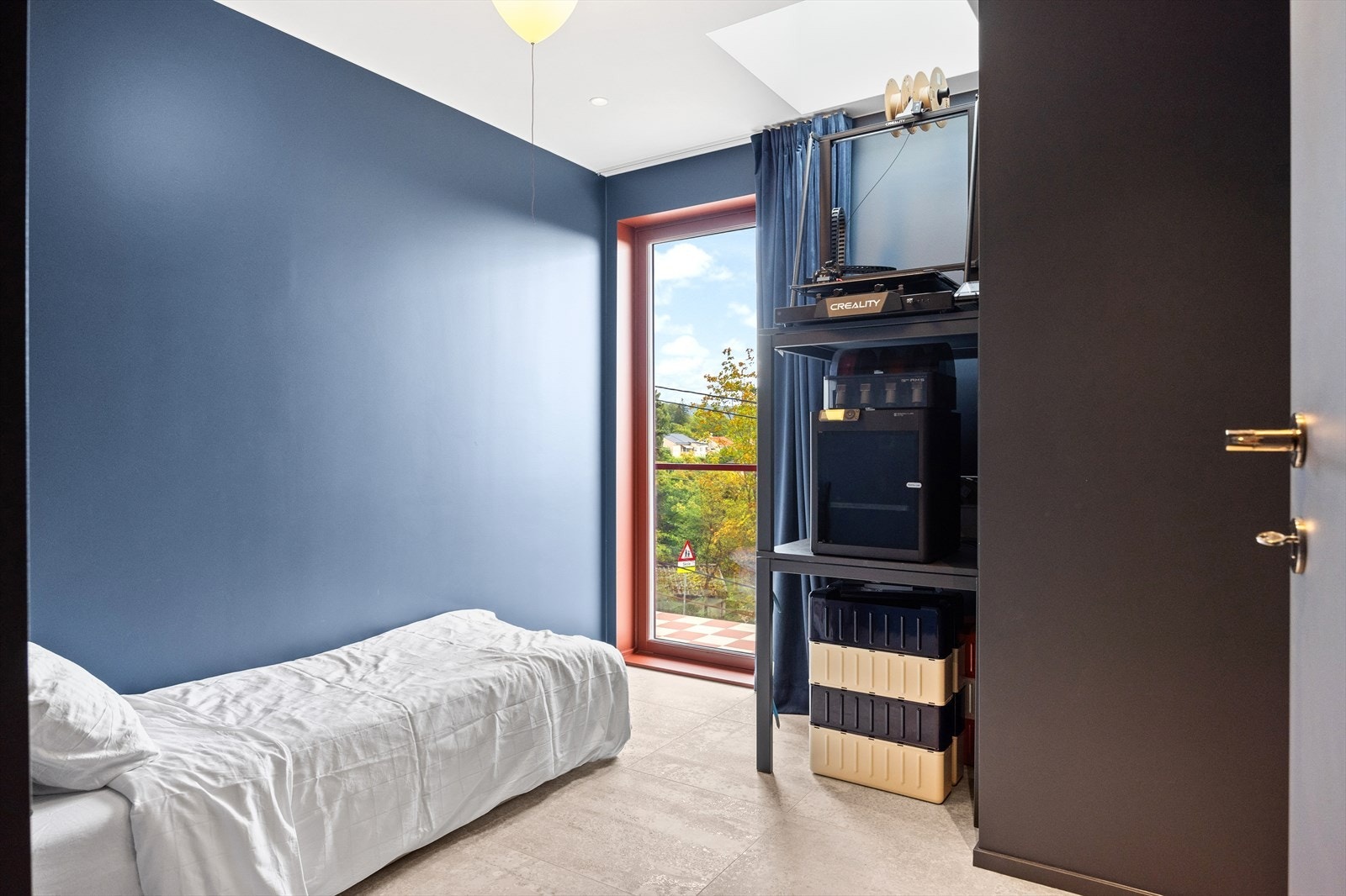 Soverom 2 er også romslig, med plass til seng samt øvrige møbler. Gulvet er belagt med italienske fliser av typen "Apavis Rust", som gir et stilfullt og tidløst preg. Galleribilde