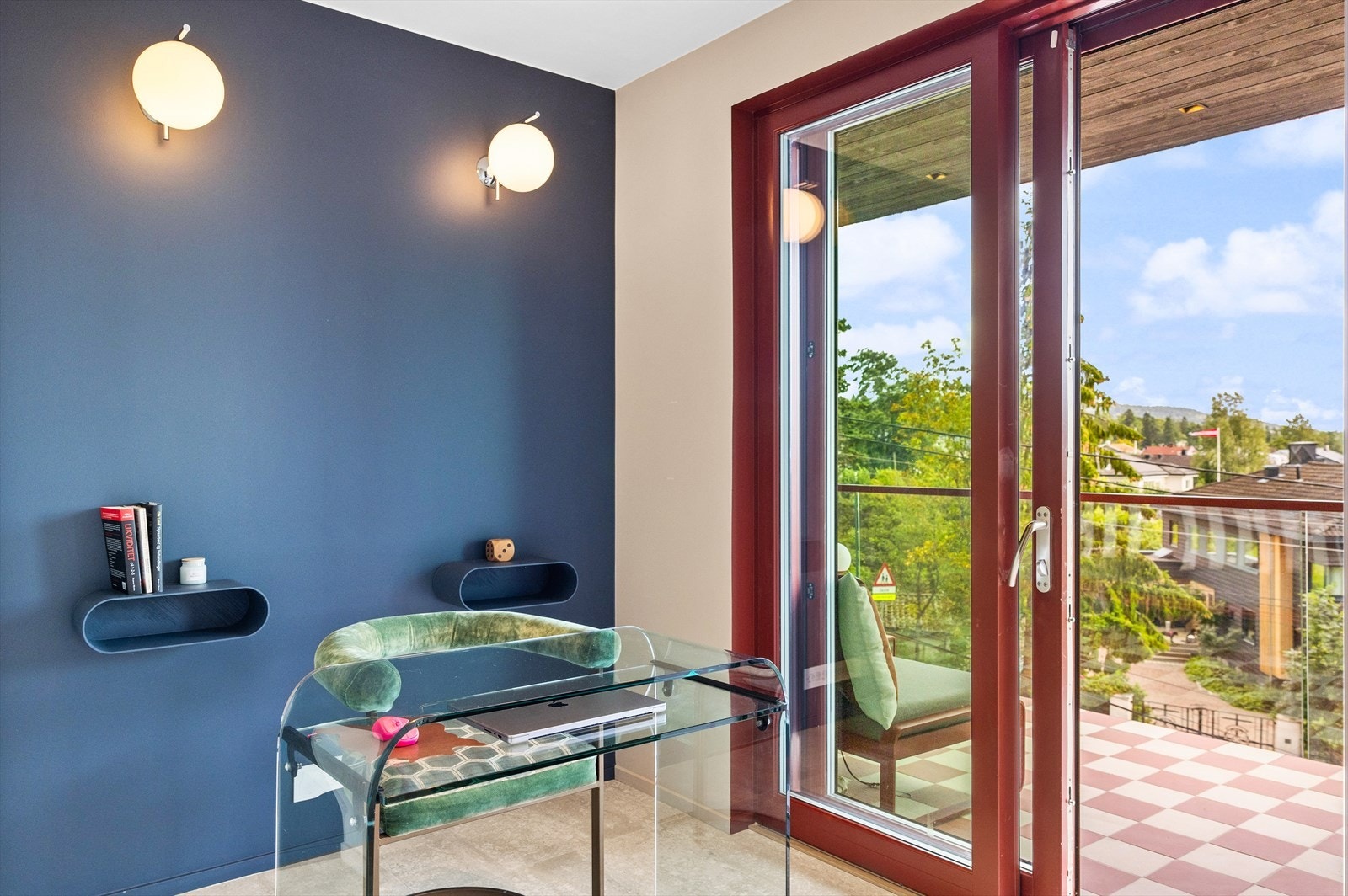 Leiligheten i 2. etasje er utstyrt med NorDan-vinduer av høy kvalitet, som inkluderer integrert solskjerming i de vinduene som er mest eksponert for lys. Galleribilde