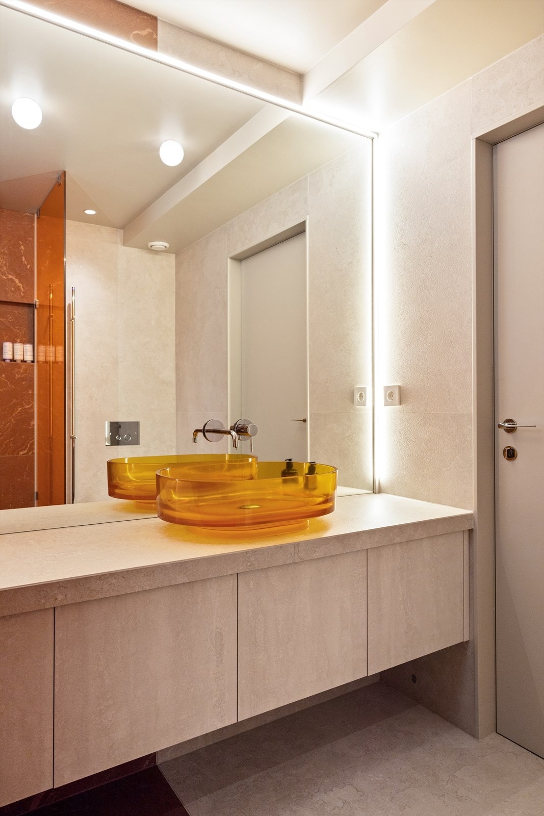 Stilrent, flislagt baderom med downlights i himlingen og elektrisk gulvvarme. Badet har vakre italienske fliser av typene "Fioranese I Variegati Cotto" og "Coem Lagos Ivory,". Galleribilde