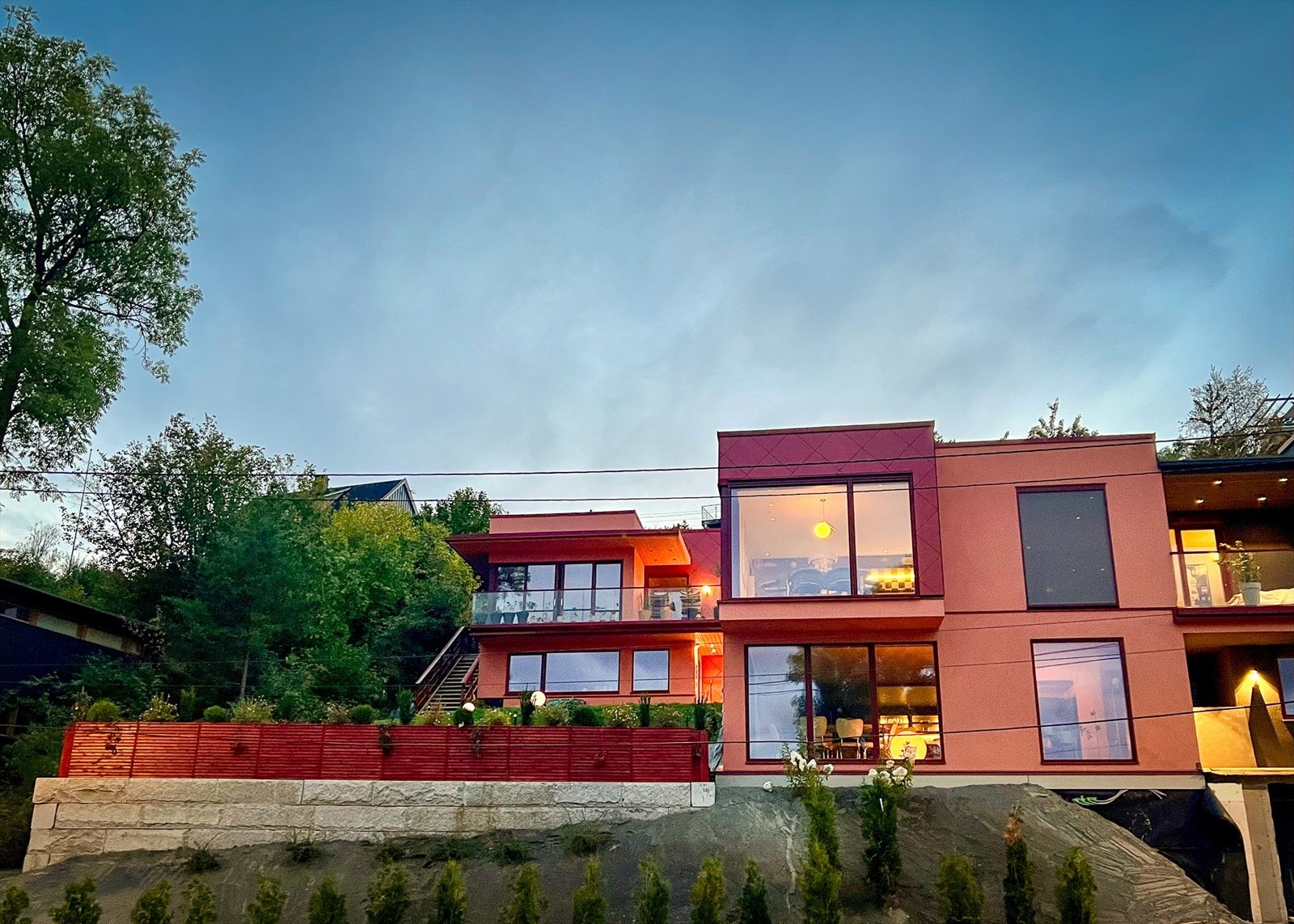 Boligen har en moderne og stilren fasade med vedlikeholdsfri STO-puss og Swisspearl-plater. Galleribilde