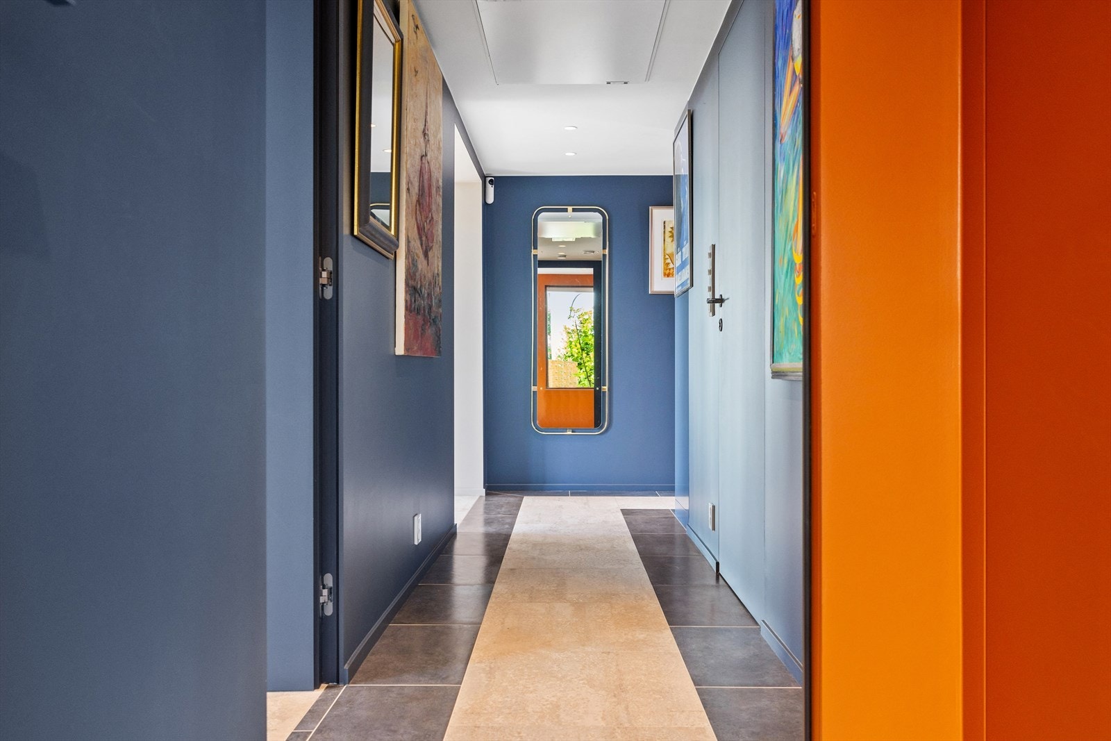 Leiligheten har en innbydende entré med marmorfliser av typen "Apavis Rust White" på gulvet, som gir et elegant og varig førsteinntrykk. Galleribilde