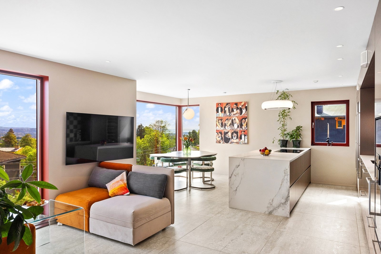 Boligen er preget av høy standard og store vindusflater som gir mye lys og en god romfølelse. Galleribilde