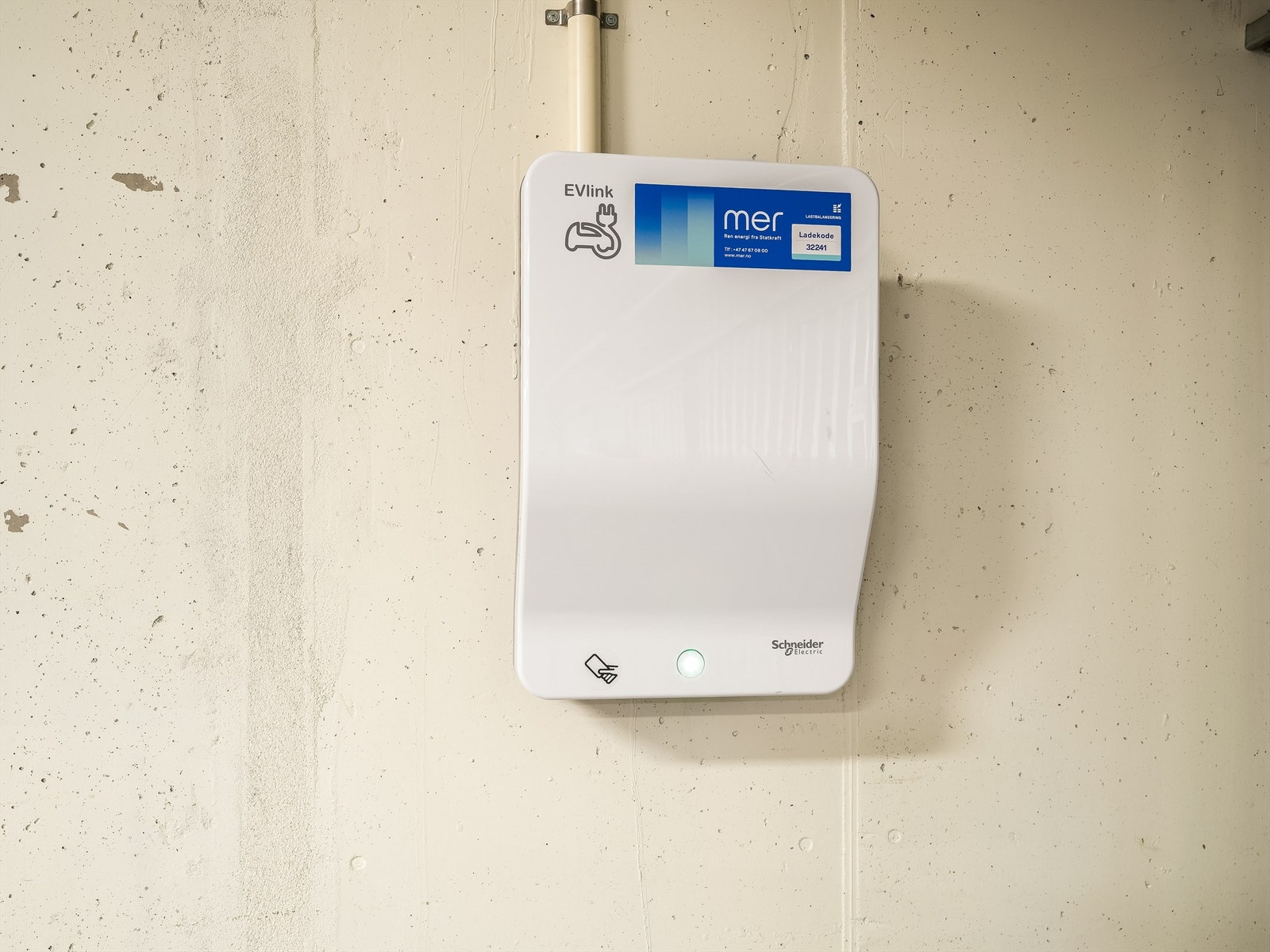 Garasjeplass med nyere elbil lader. Galleribilde