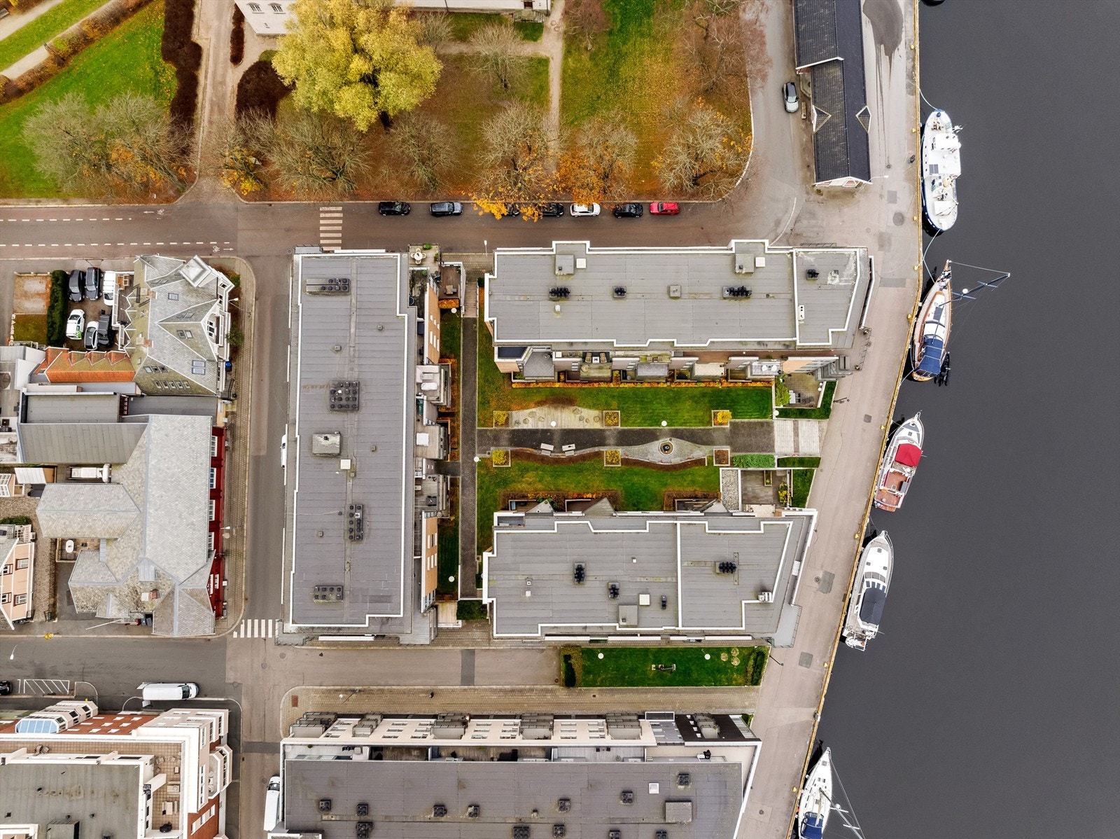 Sameiet er veldrevet og består av i alt 78 seksjoner samt et flott, parkmessig gårdsrom henvendt mot Vesterelven. Galleribilde